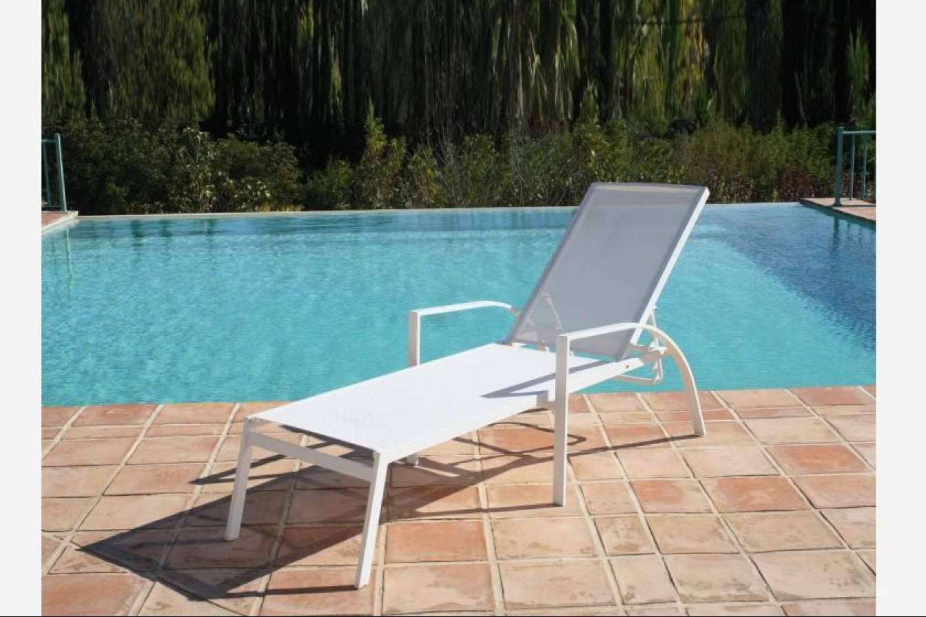 Decorar y ambientar jardines con los muebles que ofrece Camino a Casa
