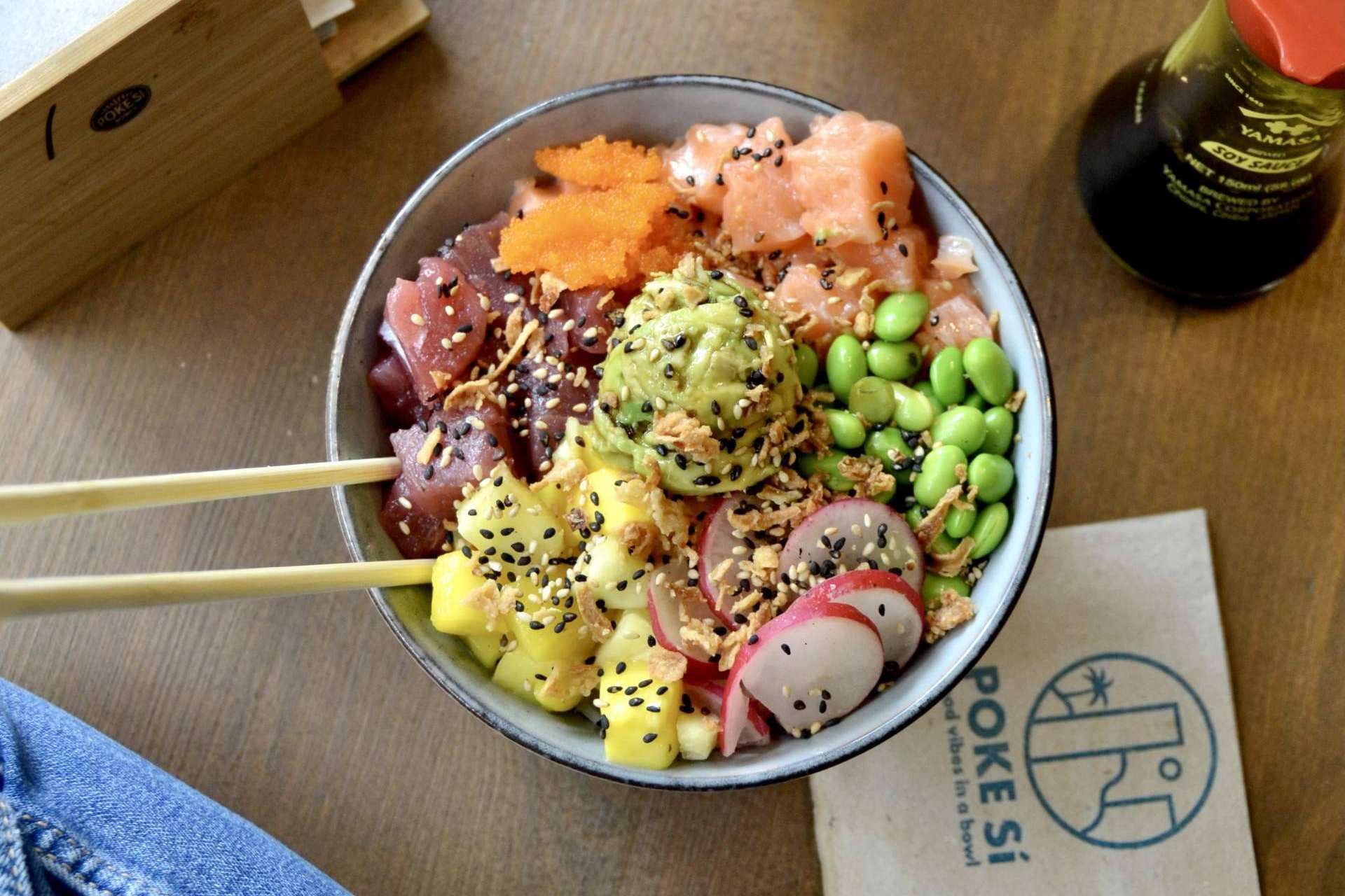POKE Sí participa en los festivales Cruïlla y Primavera Sound con stands de comida y prepara la apertura de dos nuevos locales de poke bowls en la Ciudad Condal