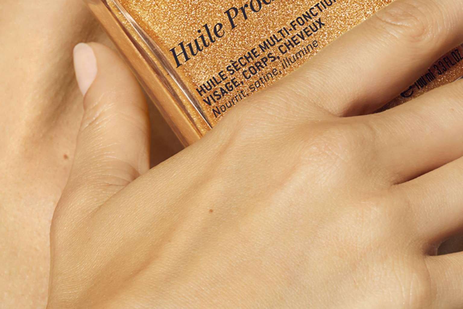 Hidratación y cuidado de la piel con Huile Prodigieuse de Nuxe, disponible en La Para-Farmacia del Puerto