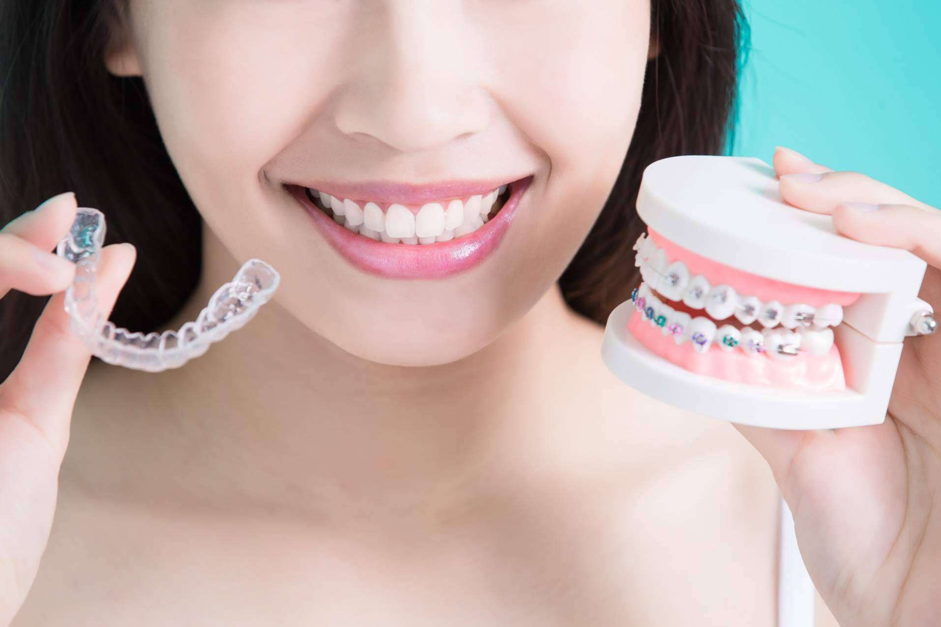 Alineación de dientes con la ortodoncia invisible Invisalign®, en la Clínica Dental Ahoa