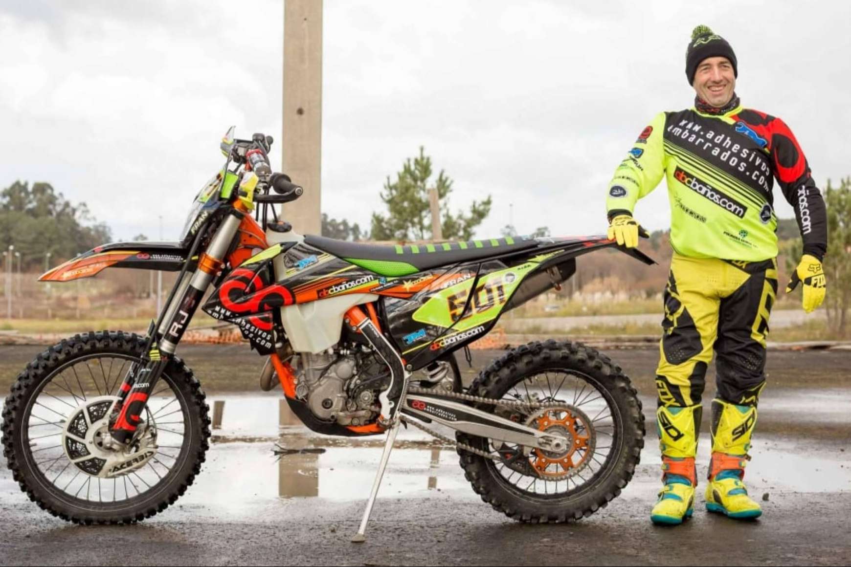 ADHESIVOSEMBARRADOS se ocupa de la personalización de las motos en el off road