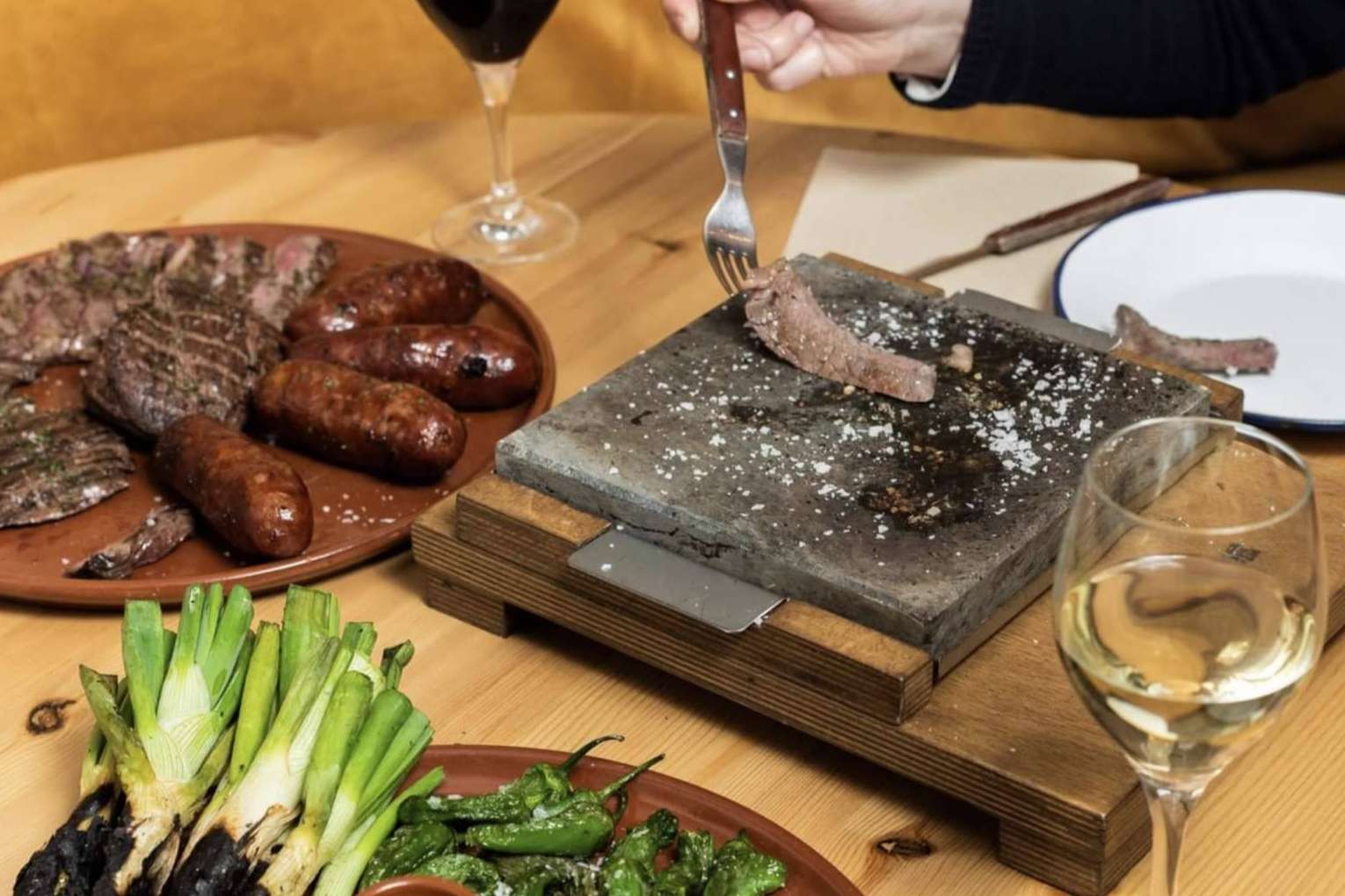 El restaurante con música en vivo en Barcelona Tío Joe atrae a los barceloneses por sus platos y agradable ambiente