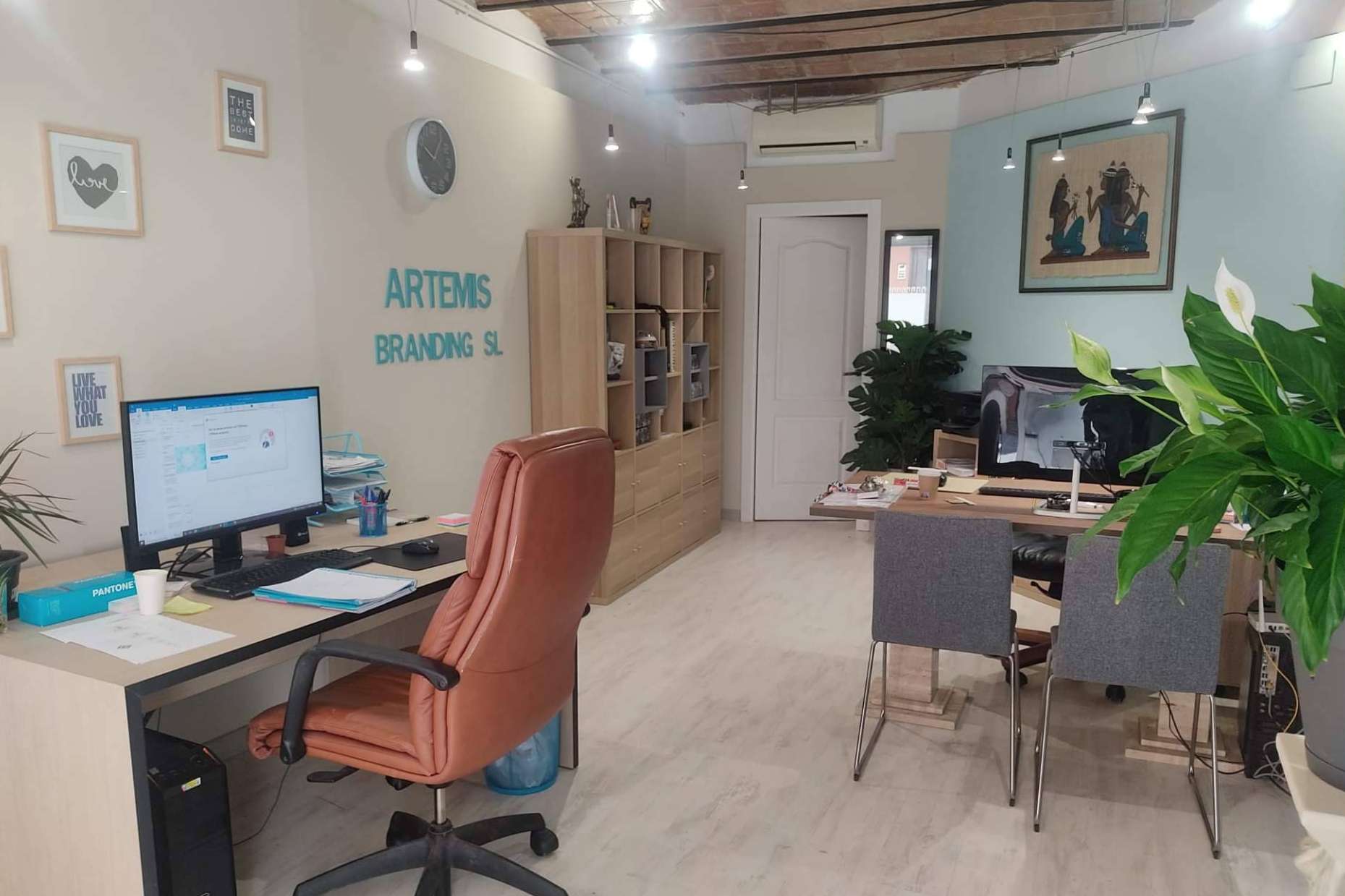 Trato cercano y ofertas personalizadas en la agencia de comunicación Artemis Branding