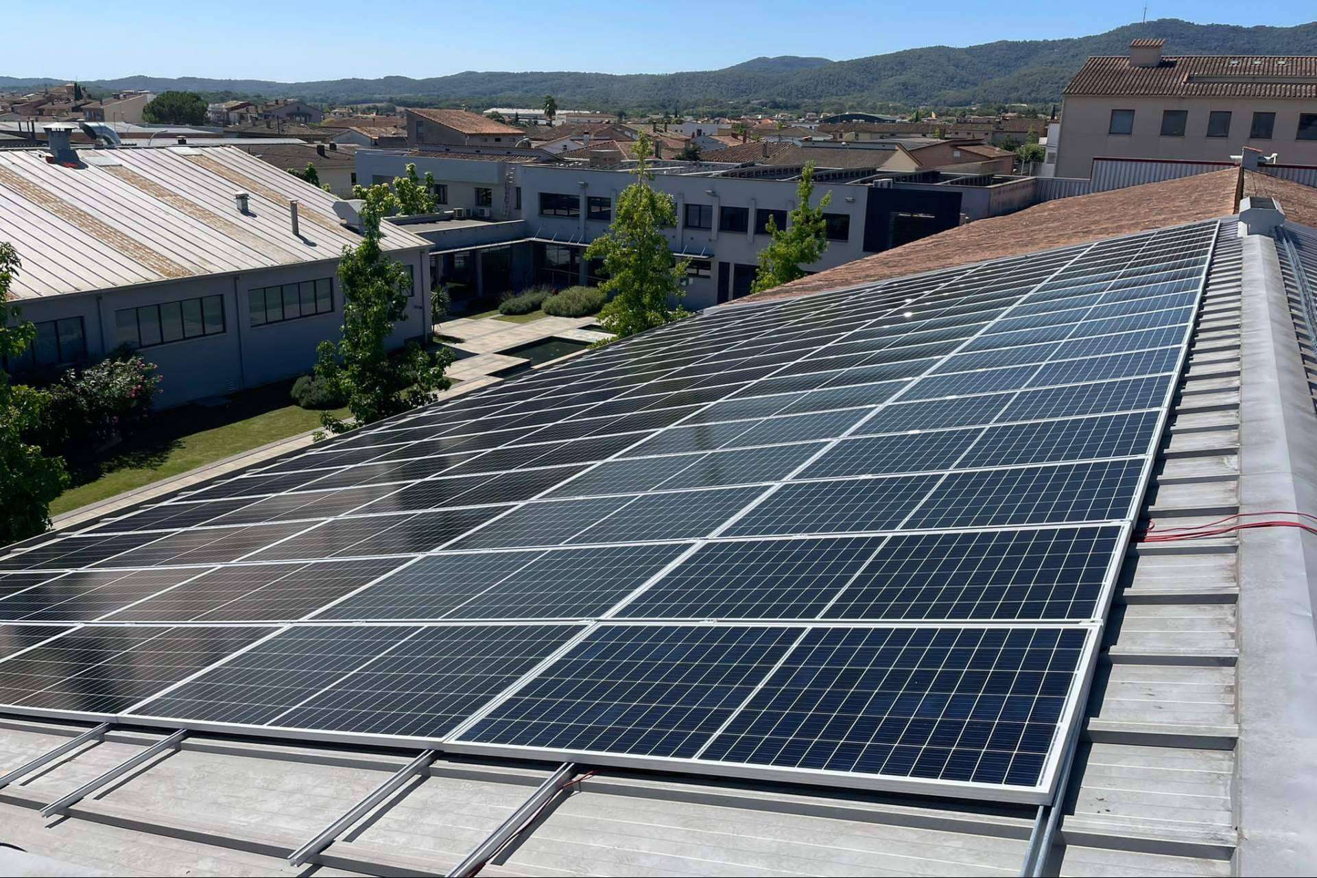 El autoconsumo industrial y cómo las empresas se están beneficiando también de la energía solar, por Sereco Energía