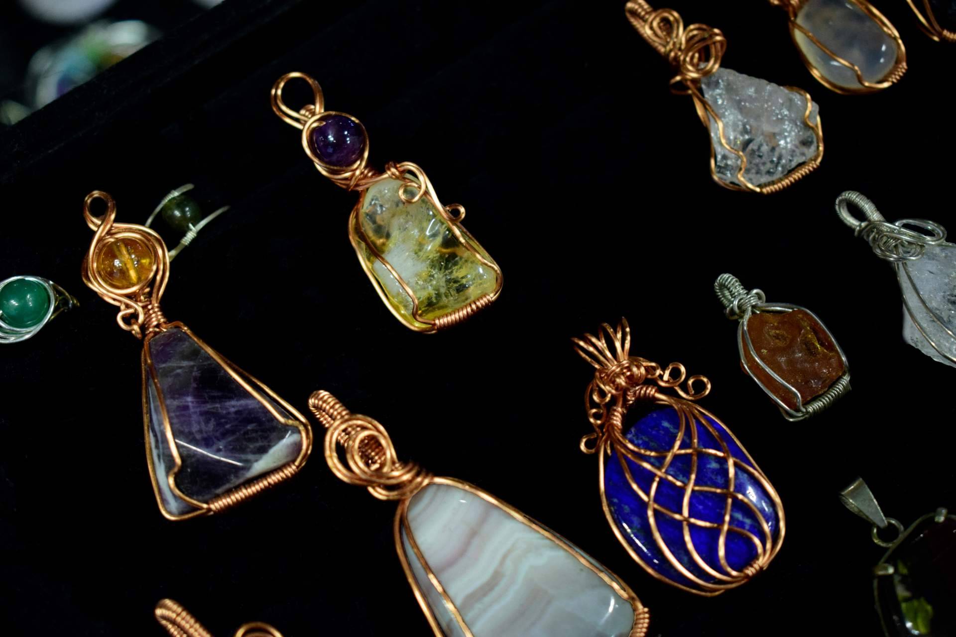 Tierra de Gemas elabora colgantes de piedras naturales