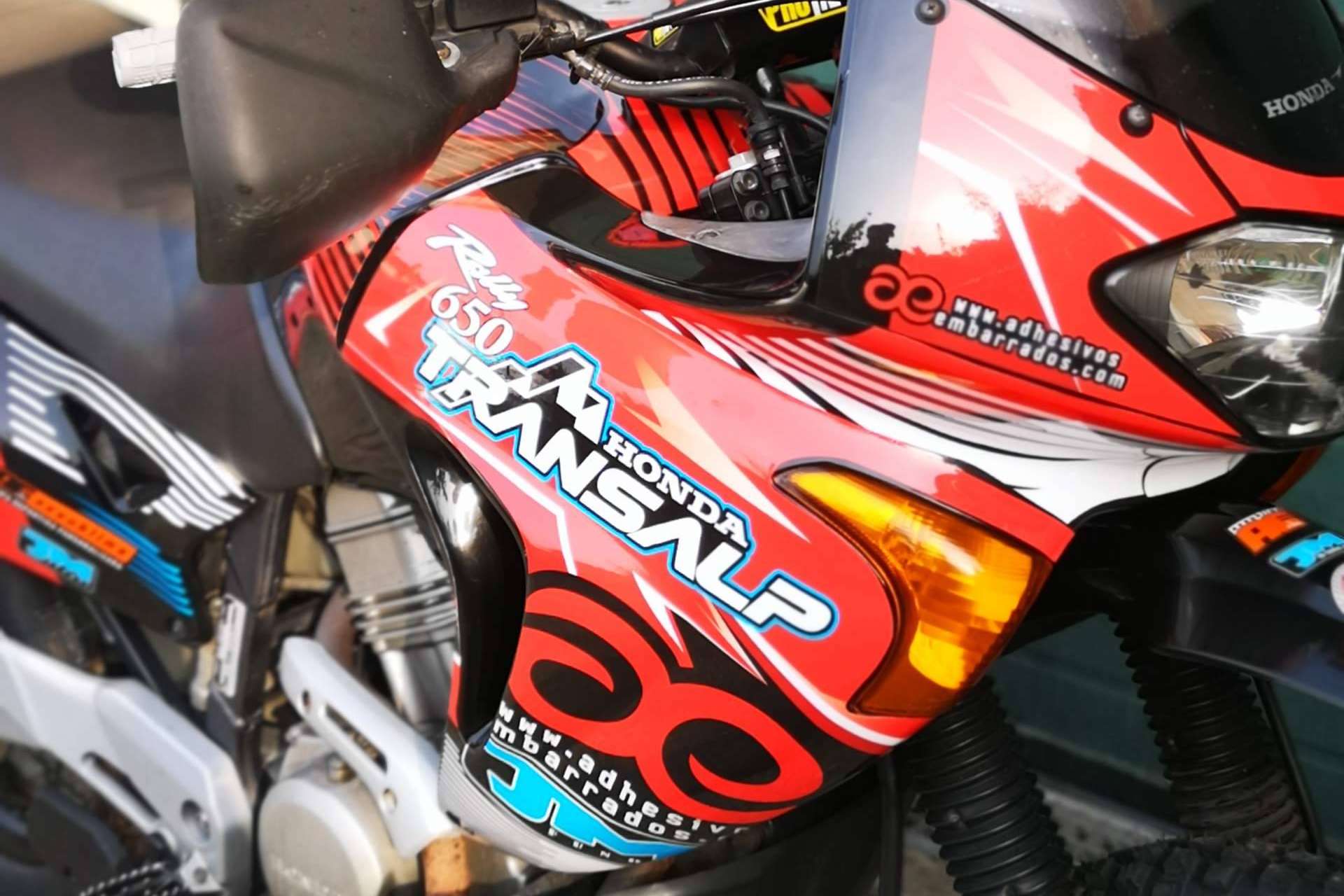 Personalizar motos usando las pegatinas para motos de ADHESIVOSEMBARRADOS