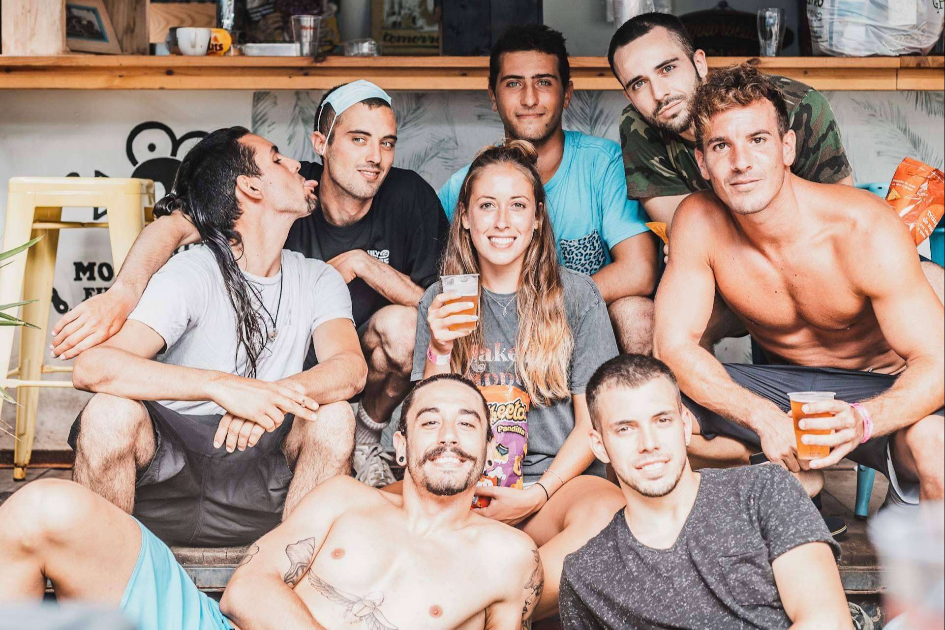La gran cantidad de personas que hay durante el verano en Salinas de Surfistas para hacer surf, por la escuela Family Surfers, Surfcamp Las Dunas