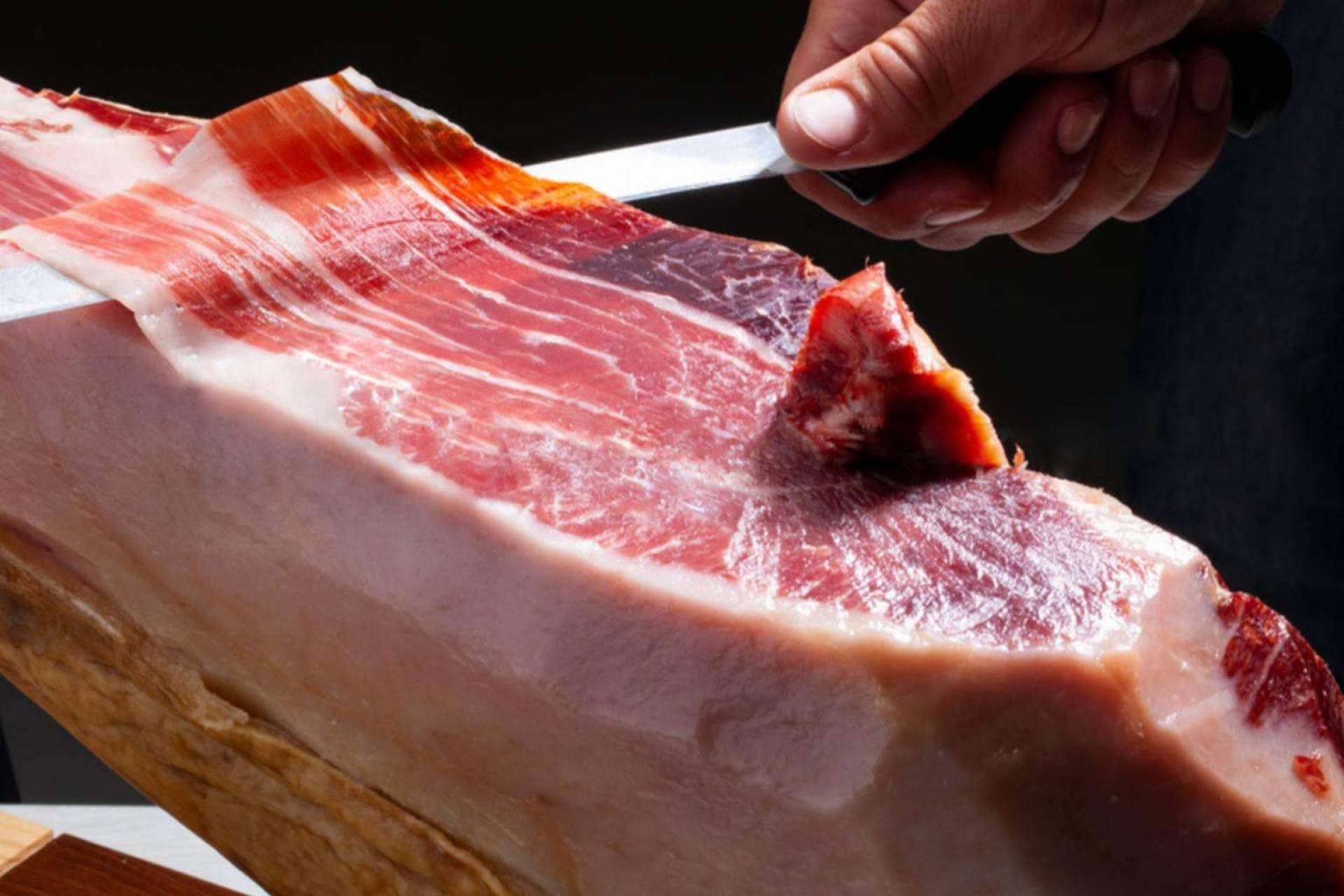 Vivir una experiencia gastronómica única gracias a los jamones ibéricos de Bendita Extremadura