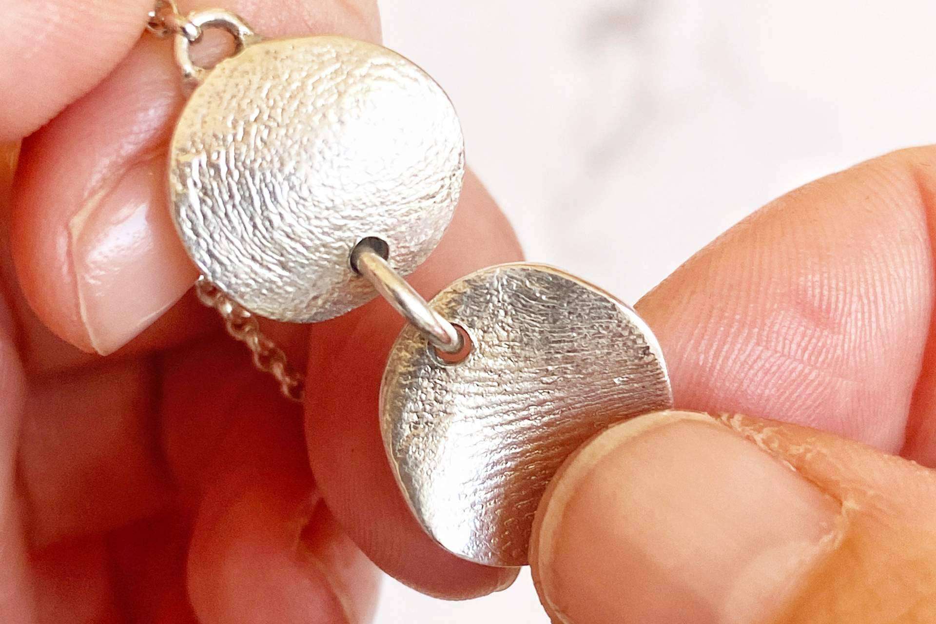 Con las joyas personalizadas con la huella grabada es posible regalar amor, por Dejando Huella Joyas