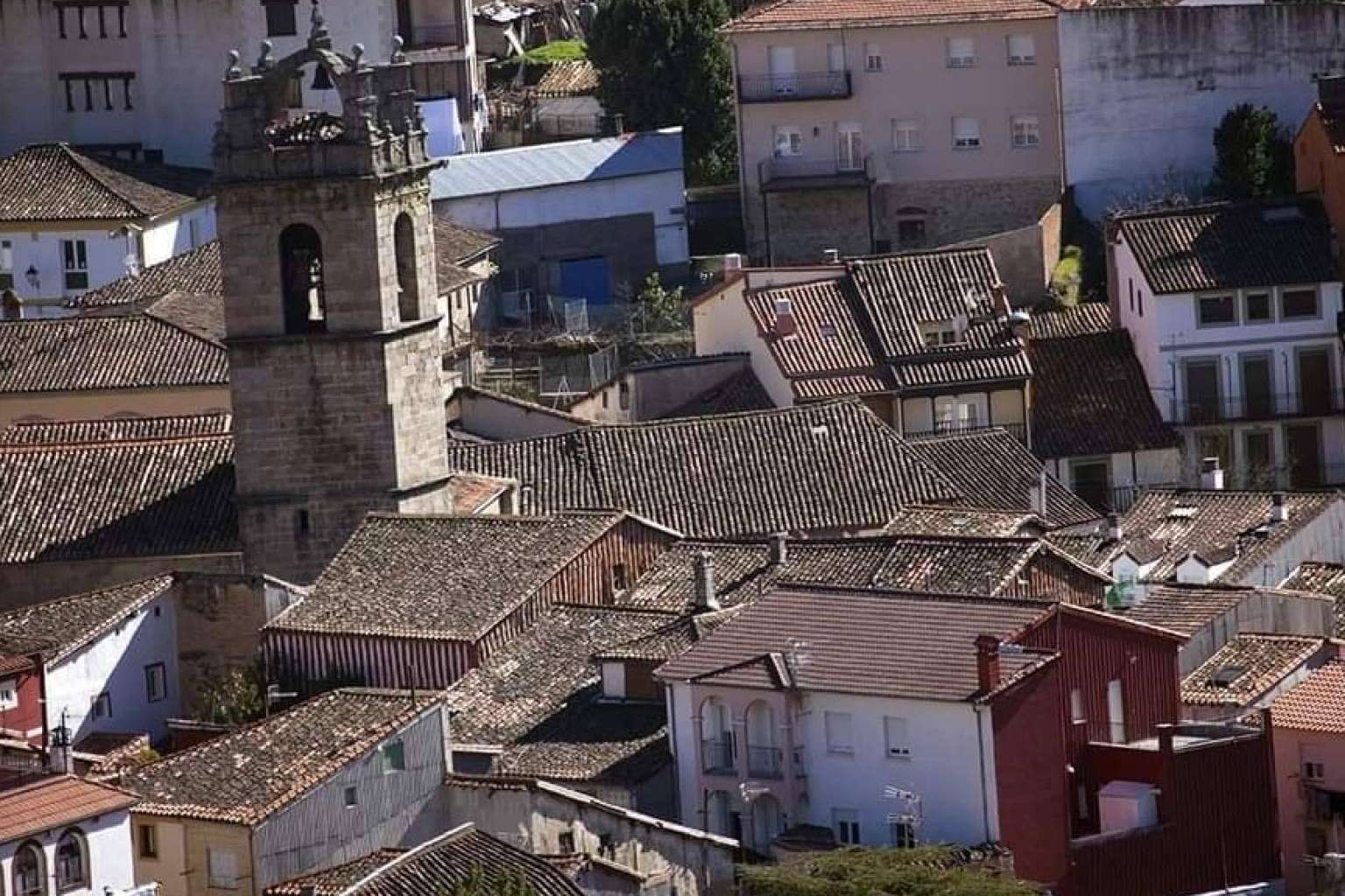 Disfrutar de paisajes naturales, buena gastronomía y aguas termales en los Baños de Montemayor