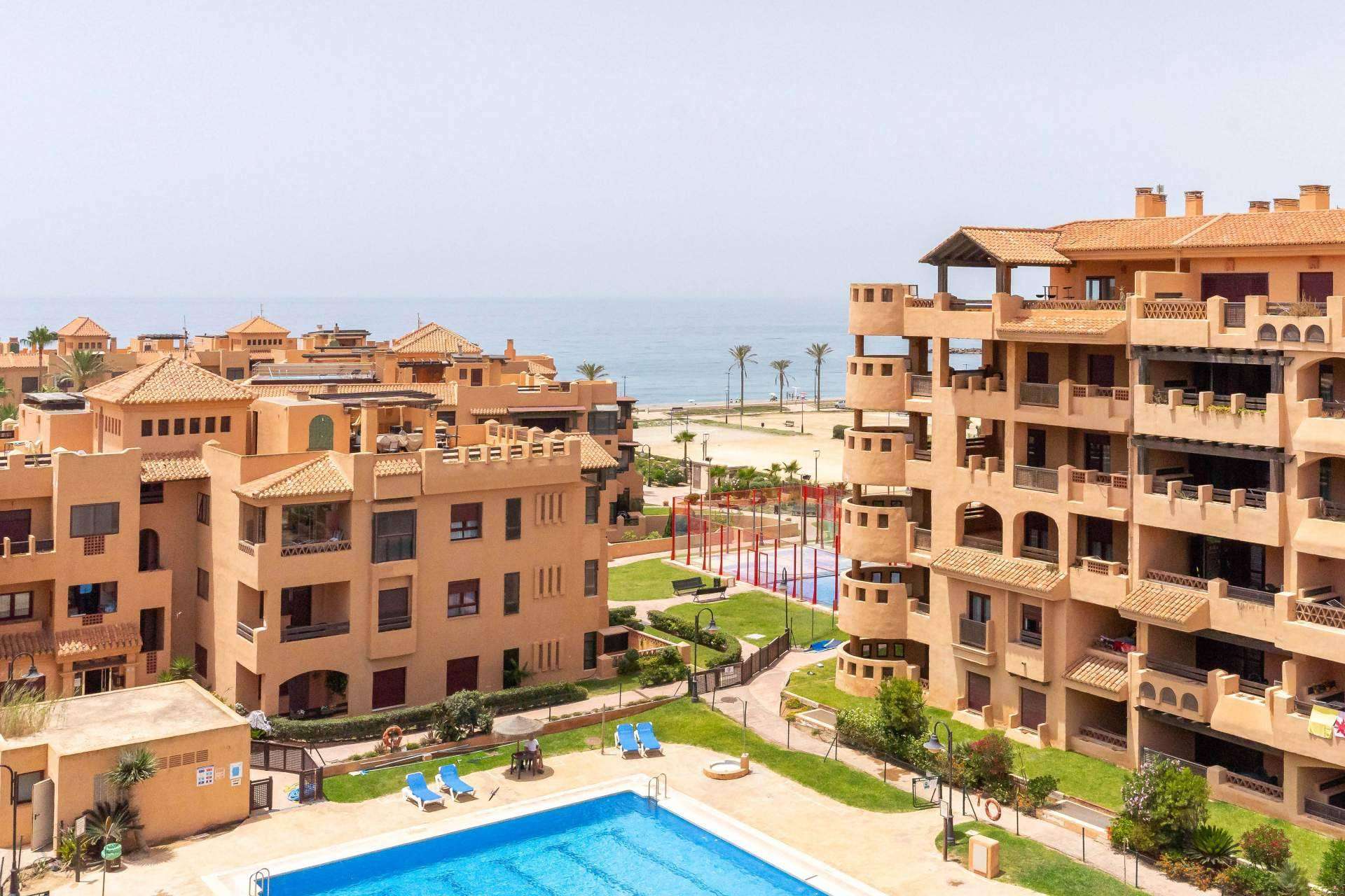 Los apartamentos en Almerimar, un lugar privilegiado de la Costa de Almería, permiten vivir frente al mar