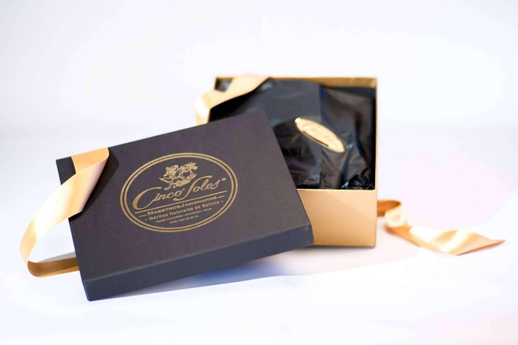 Lotes de Jamón de Bellota ibéricos cortado a cuchillo, por Maestros Jamoneros, uno de los regalos corporativos más buscados para esta Navidad
