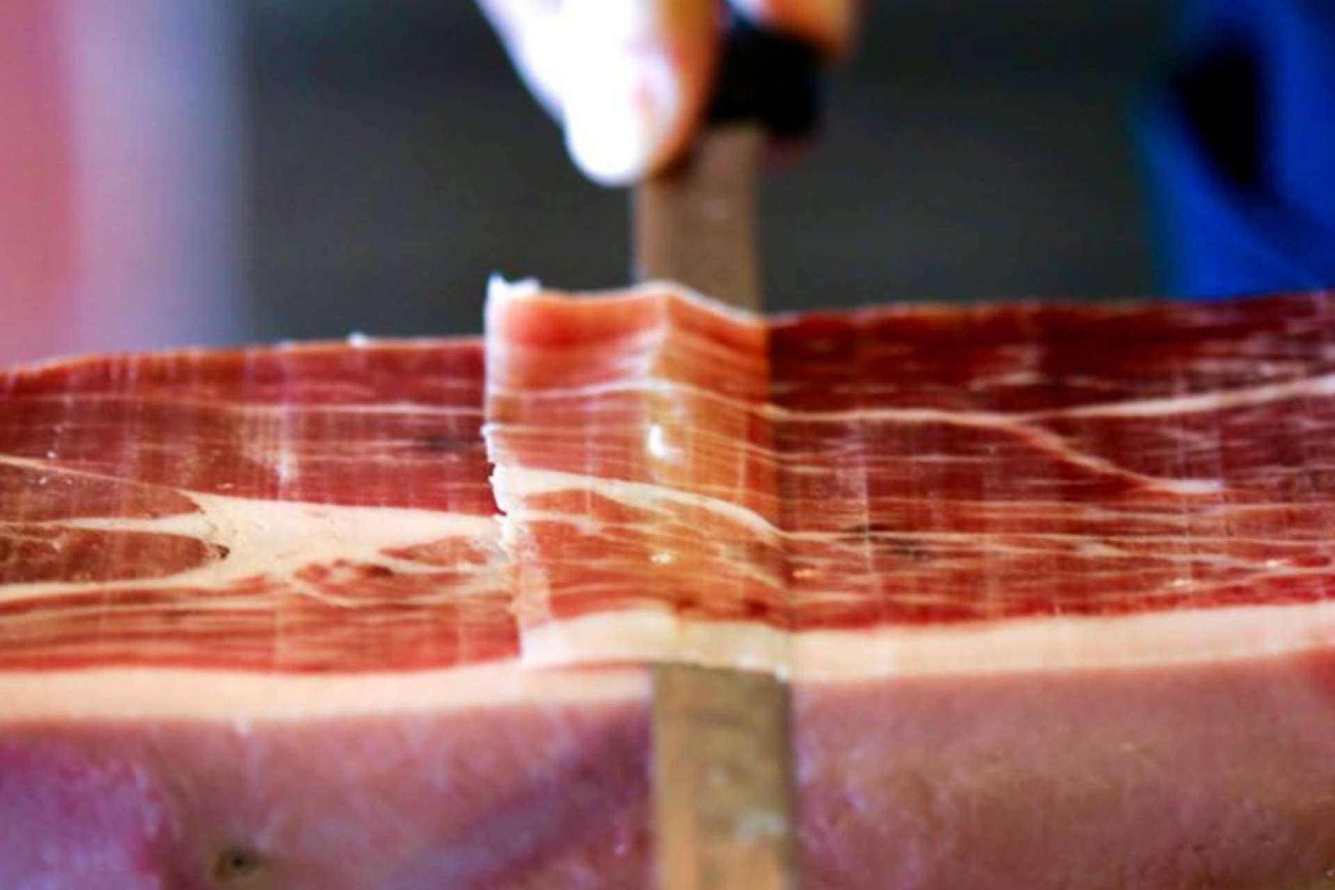El jamón ibérico y la gamba blanca a domicilio son dos productos gourmet de Bocados de Huelva que no pueden faltar en la mesa durante la navidad