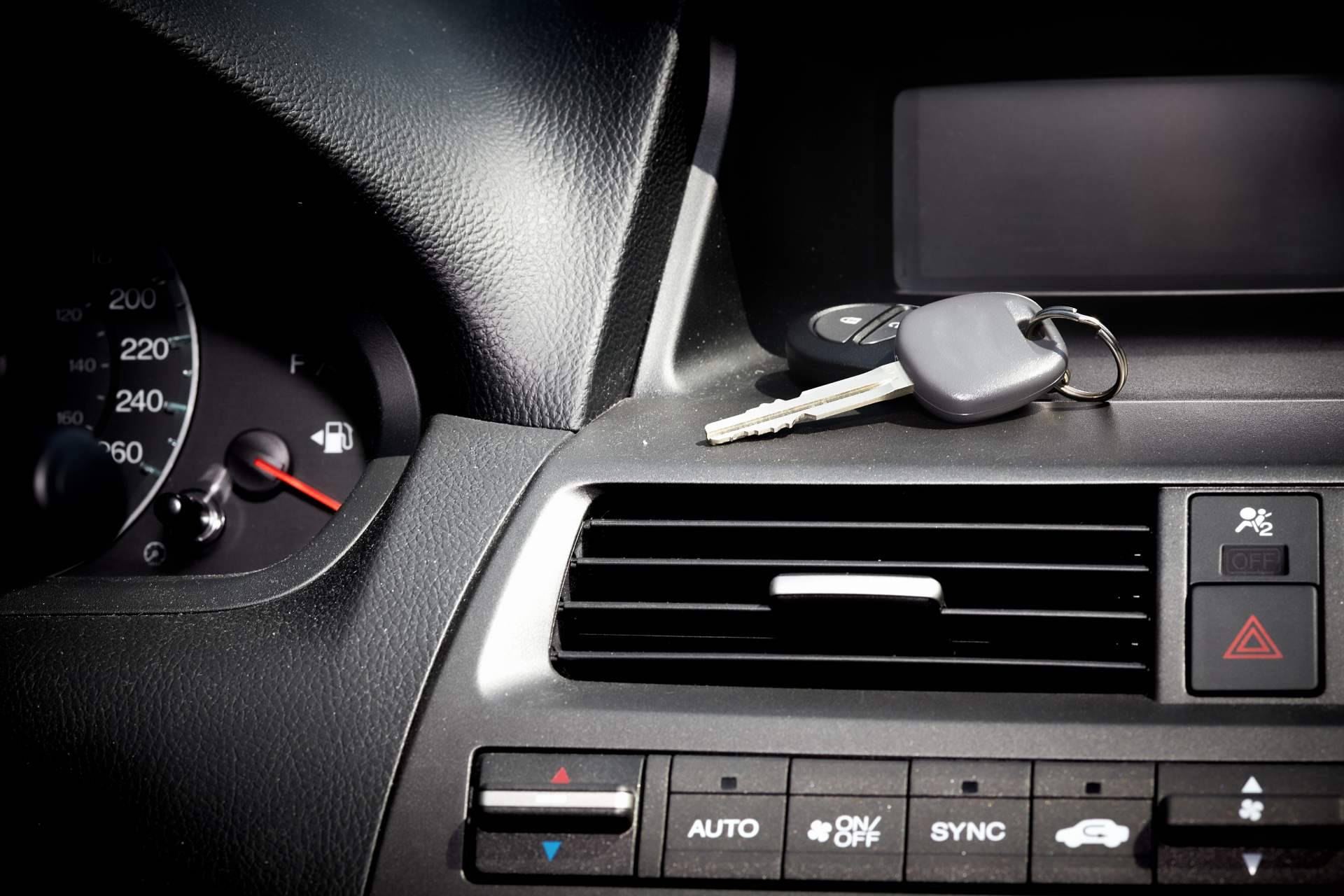La distribución de recambios adaptados de cerrajería para automóviles, por EGINER