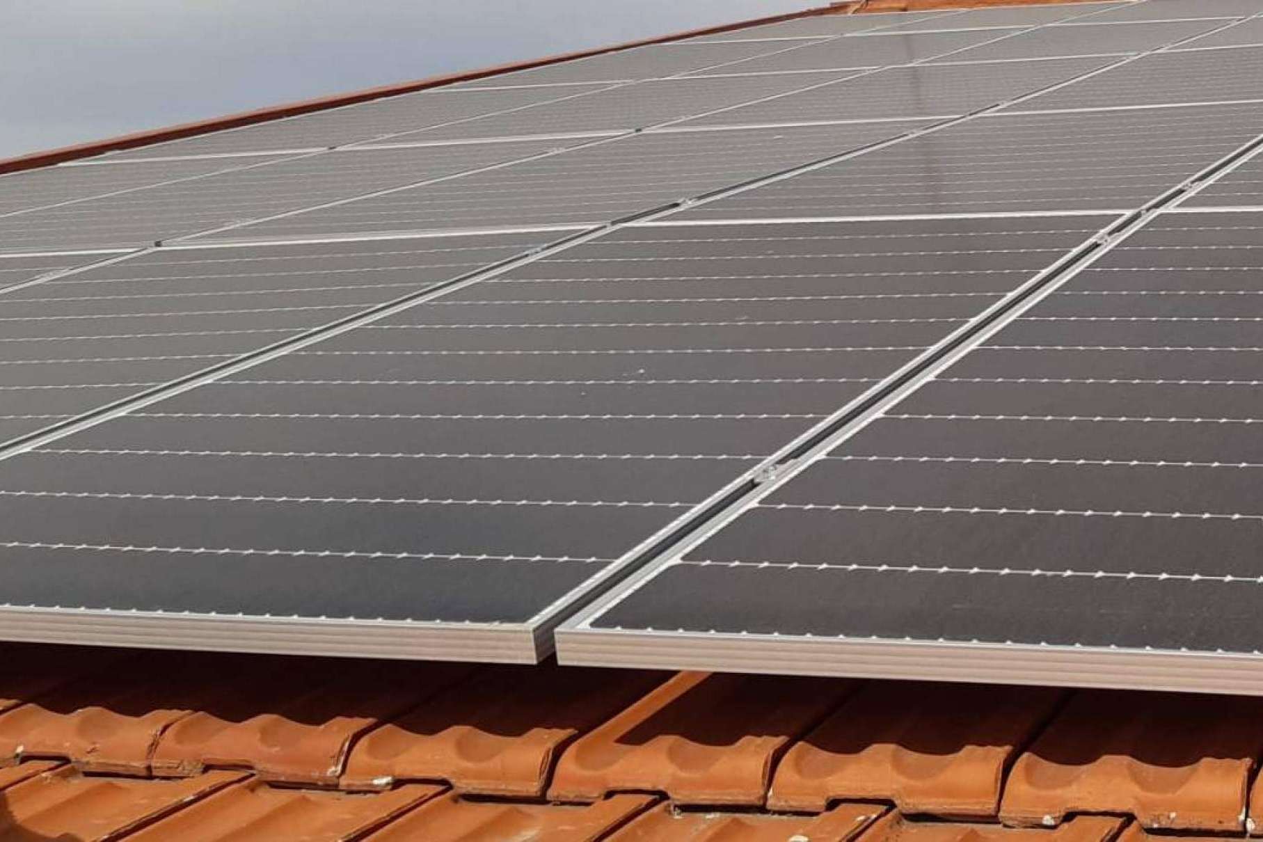Olvidarse de la subida de la luz enchufándose al sol