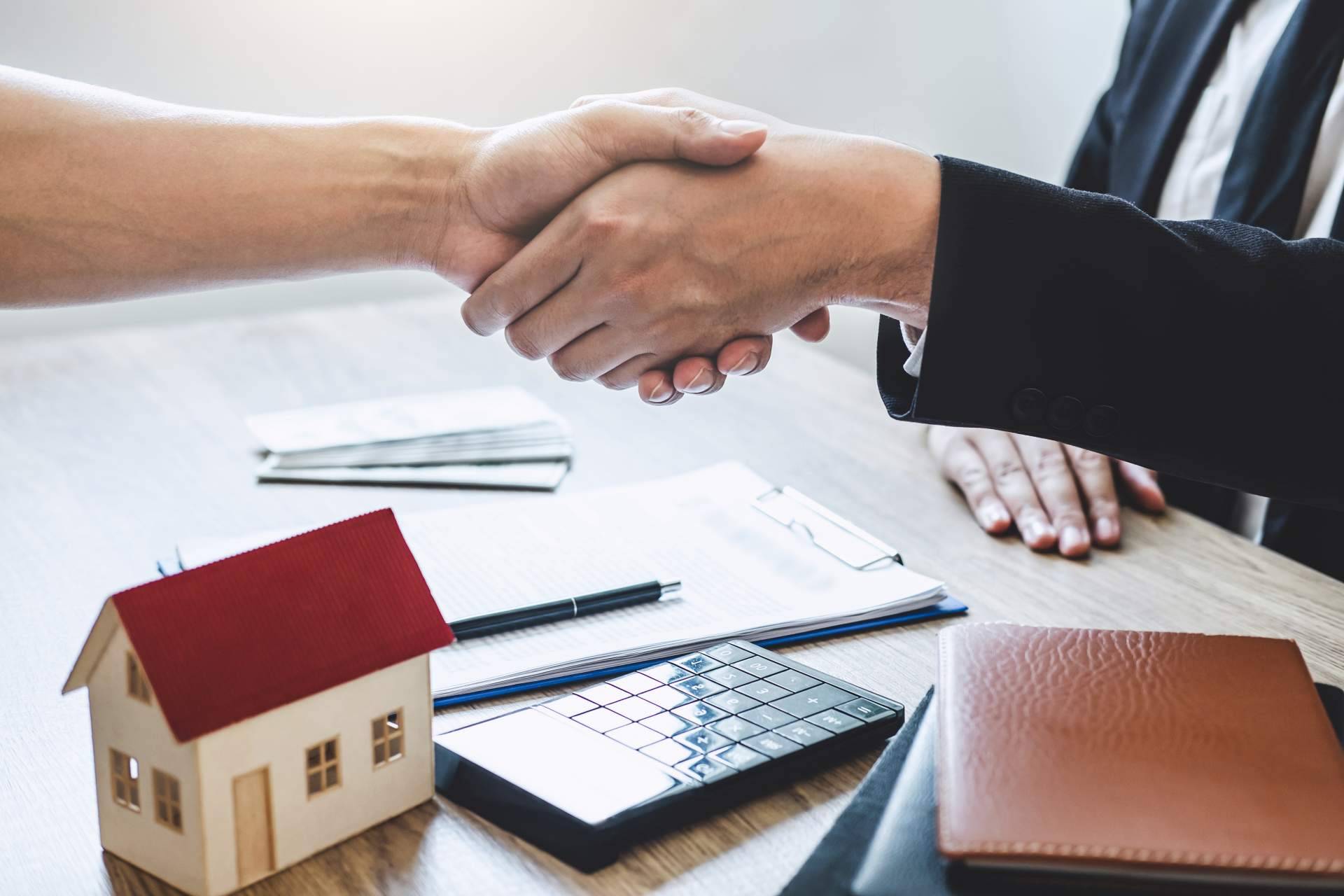 ¿Cuáles son las ventajas de contratar servicios inmobiliarios a la hora de invertir en bienes raíces?, por Francisco José Suárez Díaz