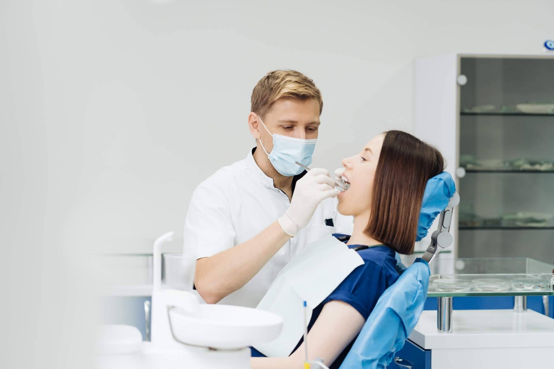 ¿Cuáles son las funciones del higienista bucodental y cuál es su formación?