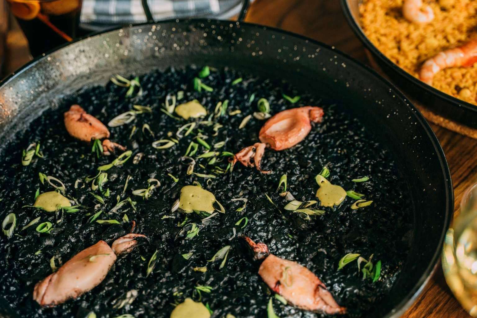 La Pescadería & Club Fishermans ofrece una auténtica paella valenciana en el centro de Madrid
