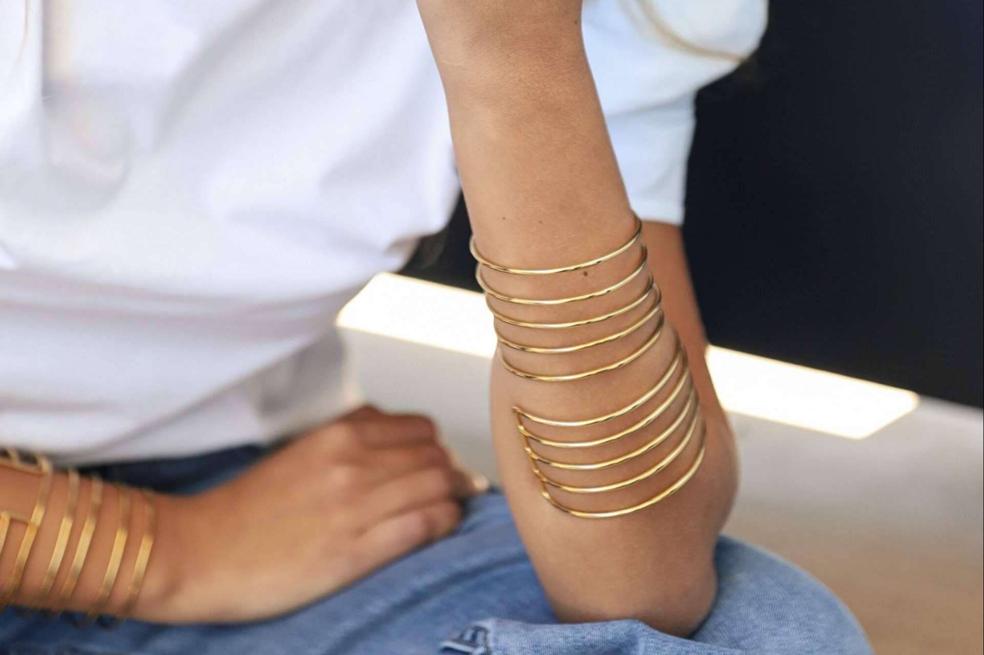 Los looks de 2023, la tendencia de brazaletes y chokers