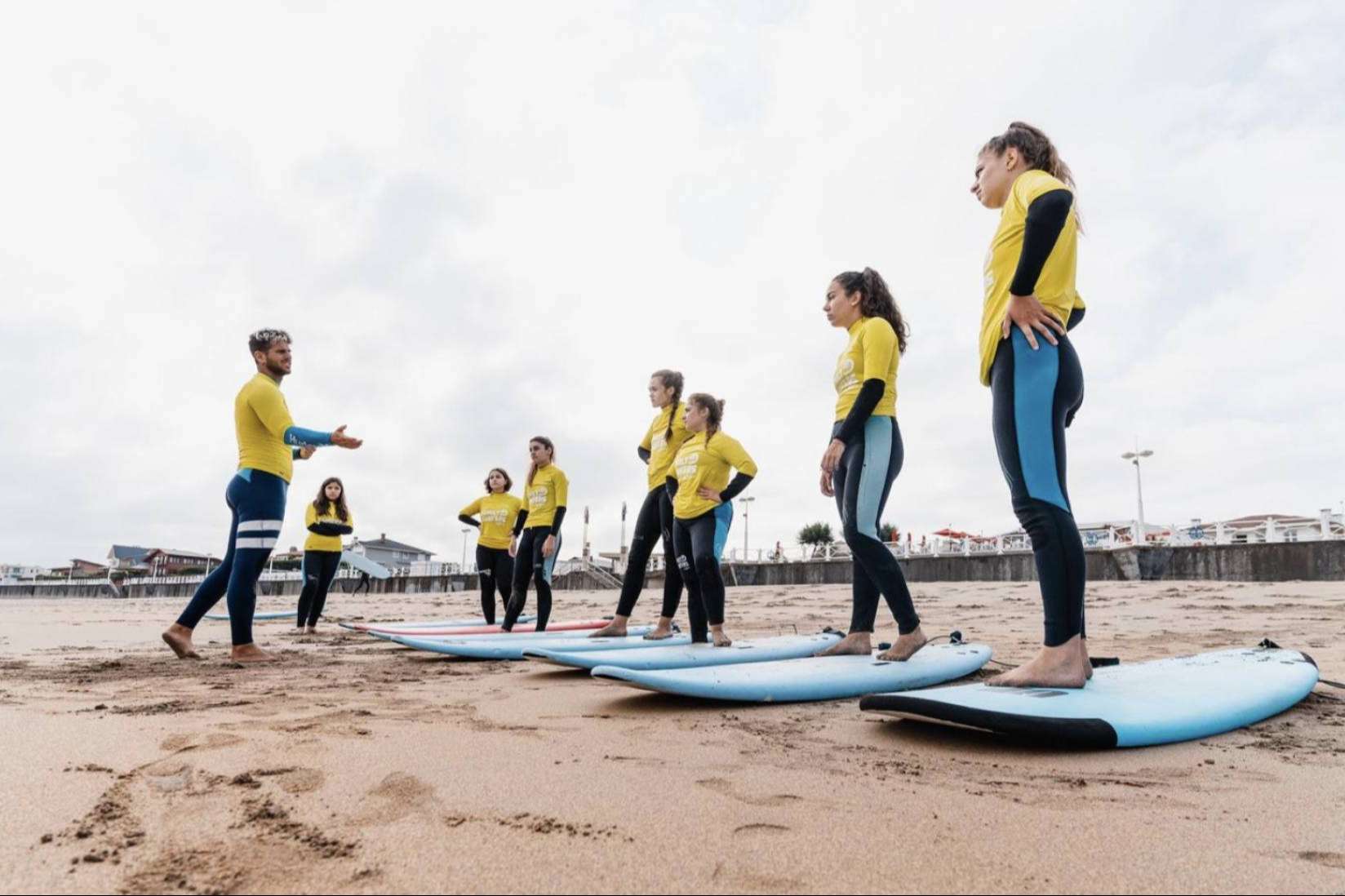 Family Surfers - Surfcamp Las Dunas presenta una oferta especial de alojamiento gratuito para unirse a su escuela de surf este invierno
