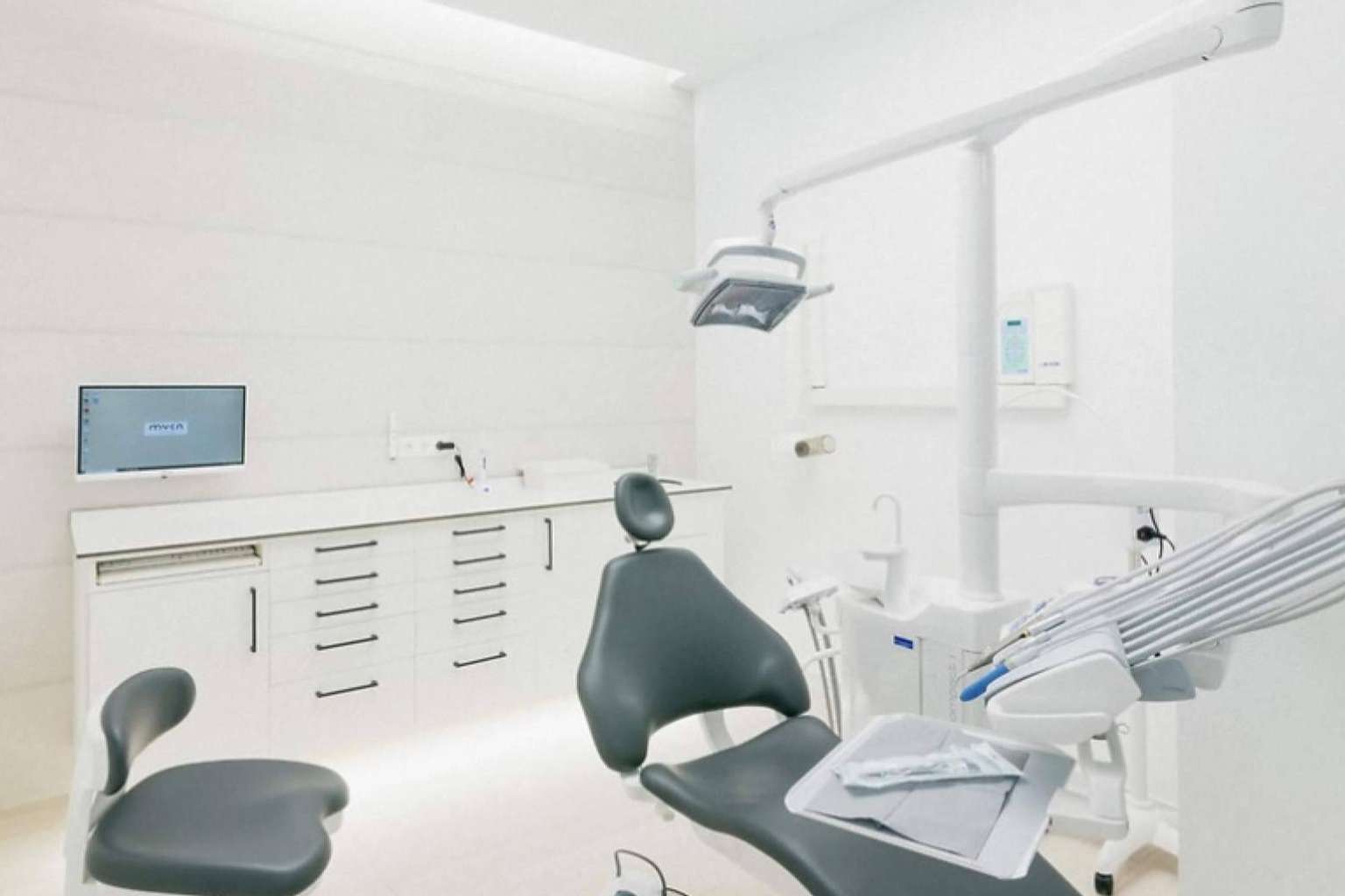 MYCA realiza tratamientos de implantes dentales para sonreír sin complejos