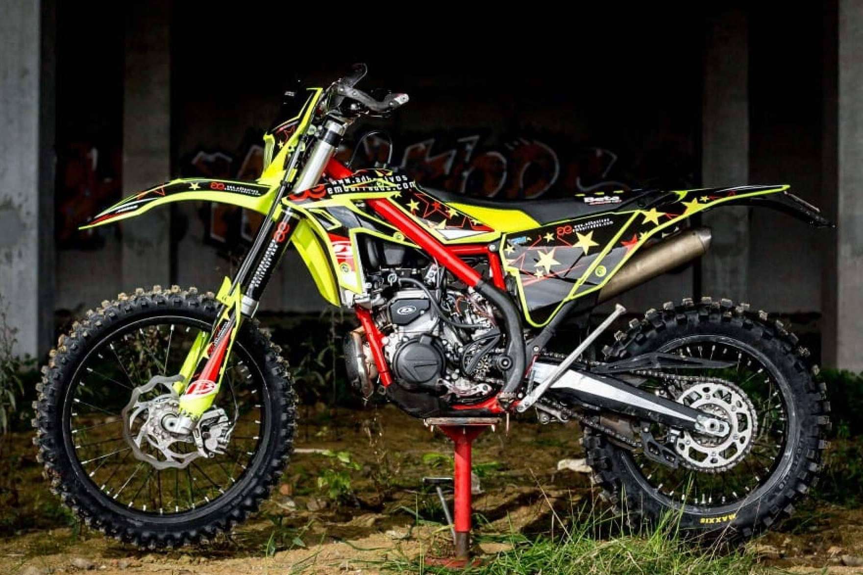 La tienda ADHESIVOSEMBARRADOS ofrece una amplia variedad de opciones en plásticos y adhesivos para motos de cross y enduro