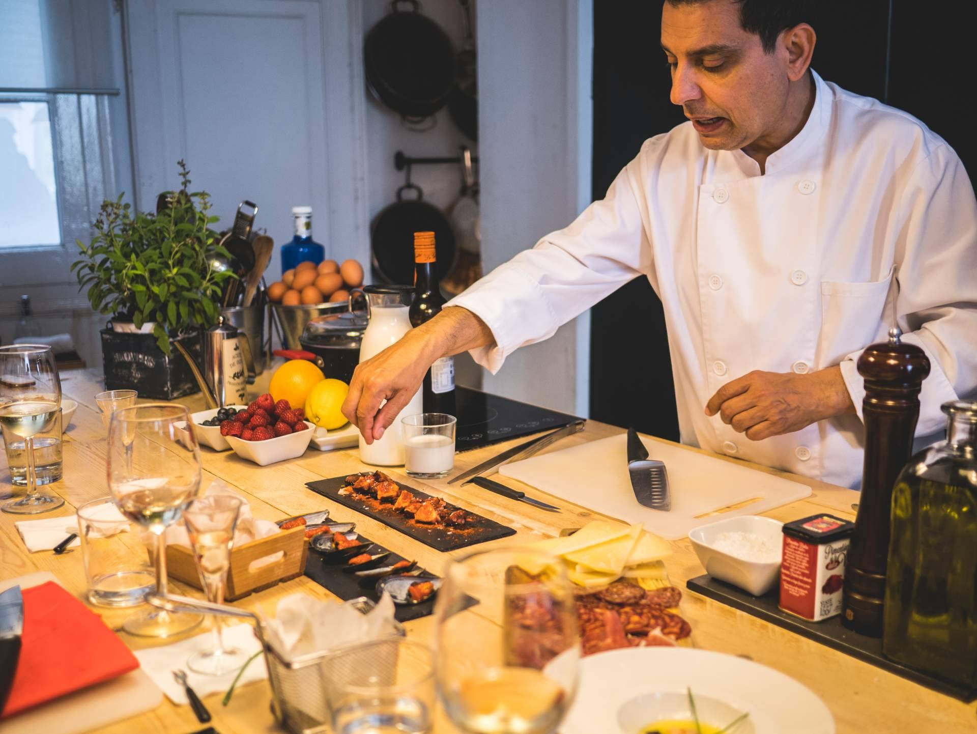 La experiencia Paella cooking class de Just Royal BCN, unirse a un grupo abierto o hacerlo como grupo privado, para particulares y empresas
