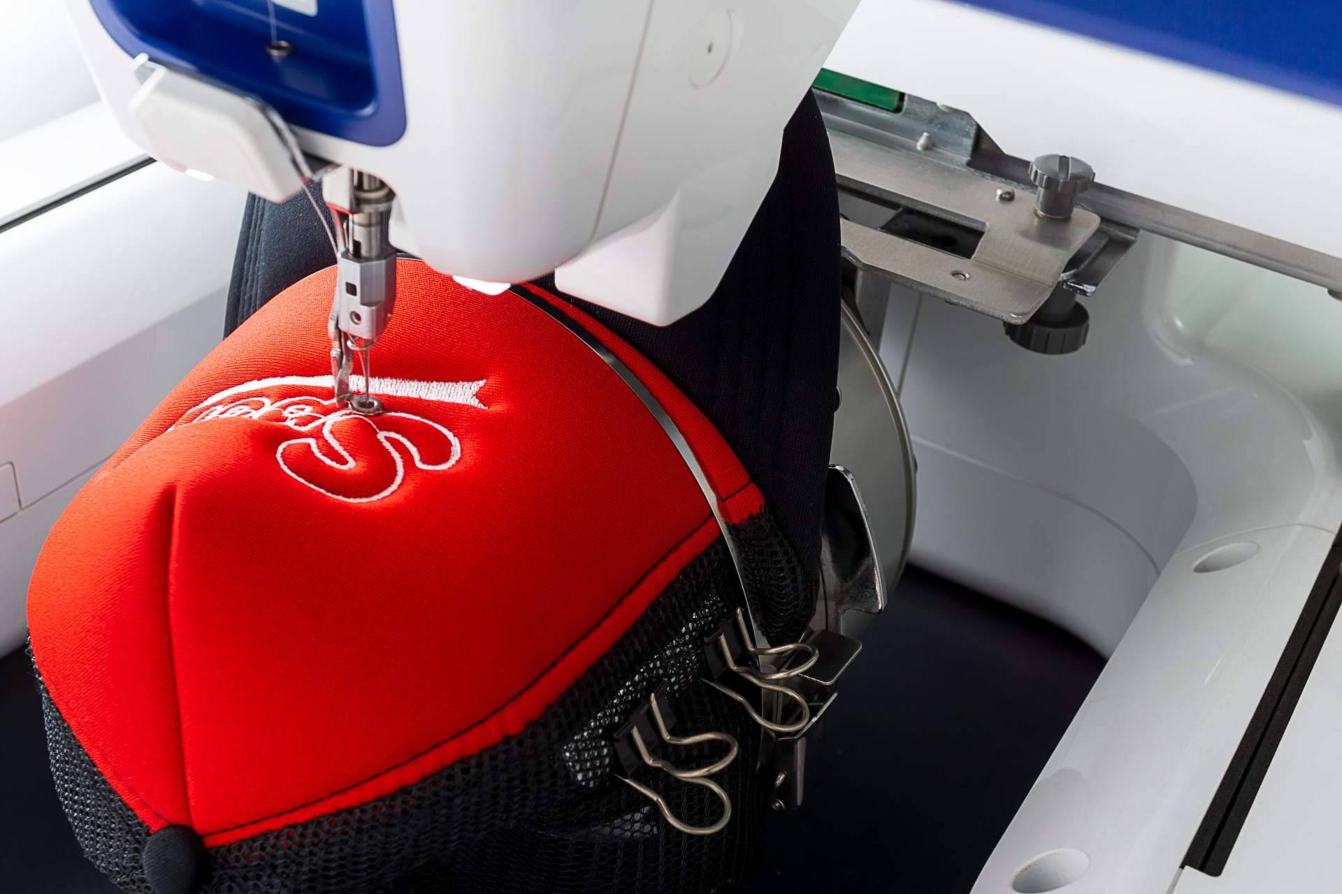 Los parches bordados son ideales para personalizar los uniformes de empresas y la equipación deportiva, por LT Distribuidora