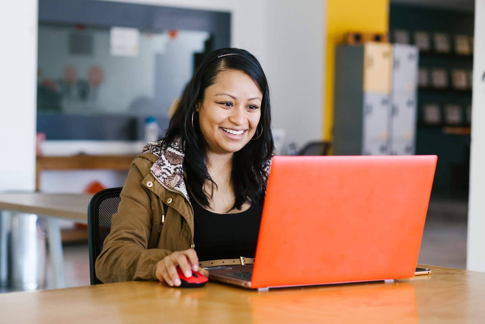 Autoescuelas 2000 sobre los beneficios de realizar la teórica online