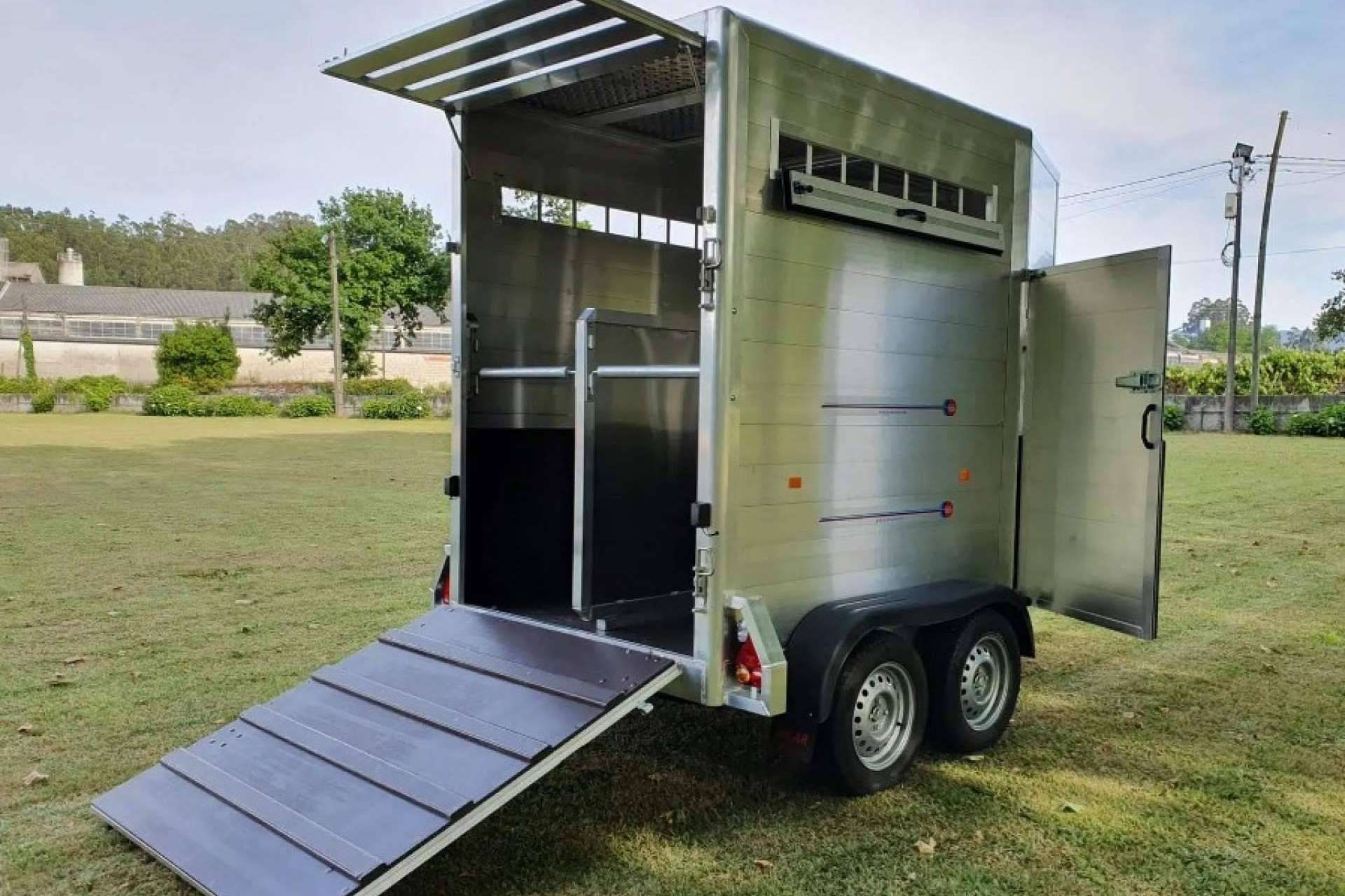 Las características que deben tener las vans de caballos, por Buscoremolque