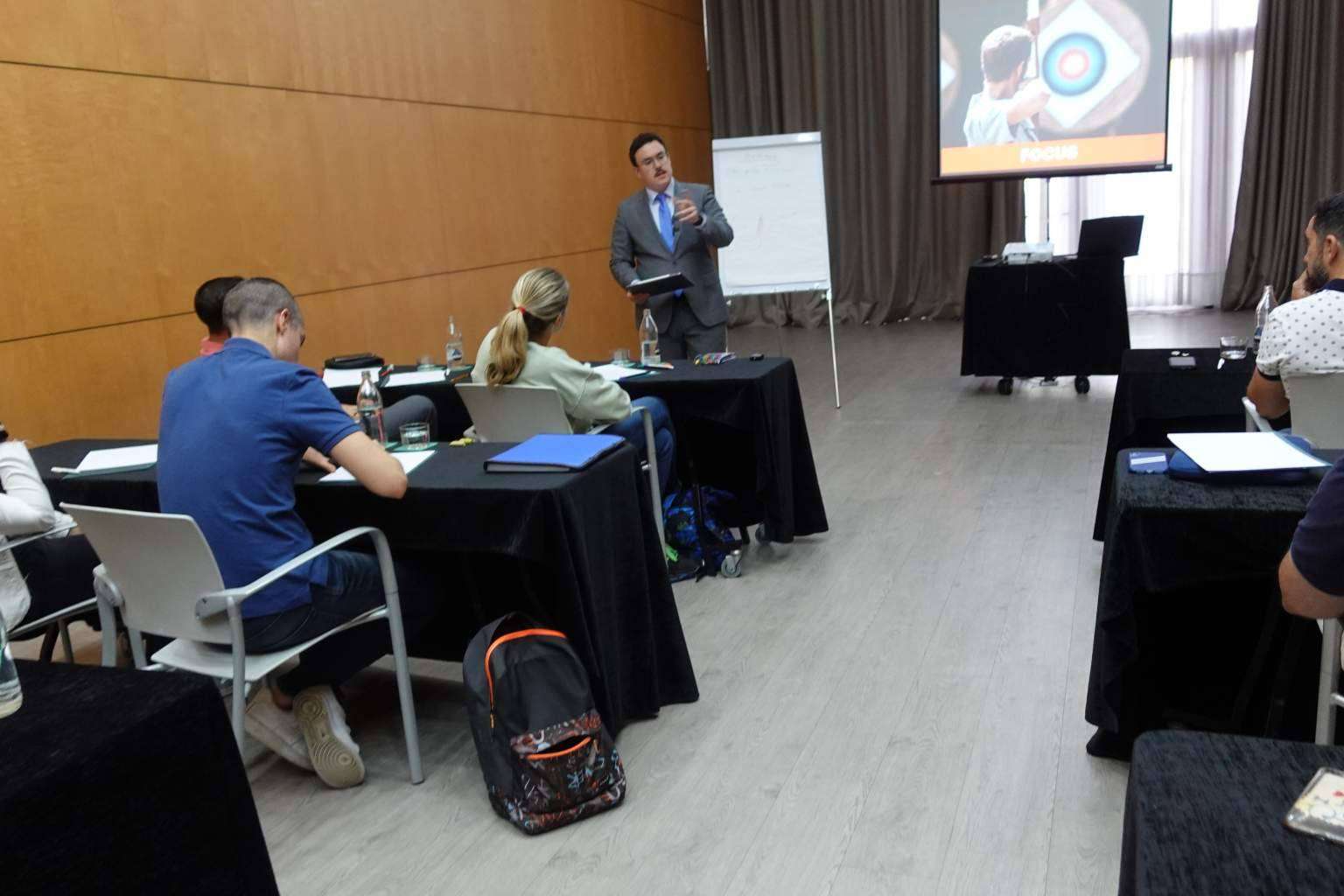 Aprender a hablar en público sin miedos y con seguridad, con la ayuda de Fernando Miralles