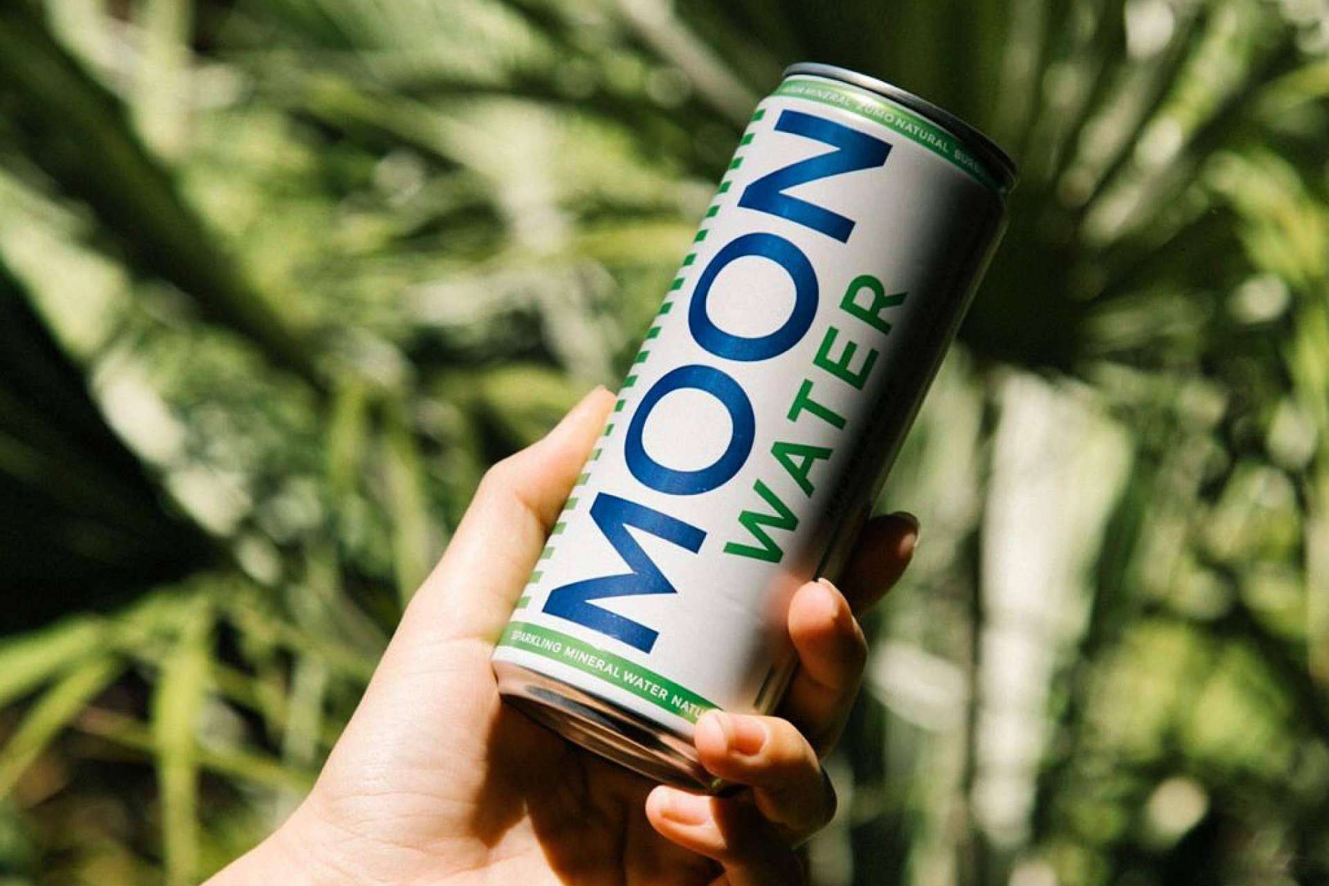 MoonWater envasa sus productos en aluminio libres de plásticos y con un packaging 100 % reciclable y reciclado