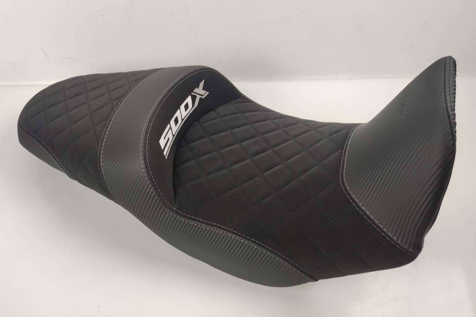 JM-FUNDAS realiza la personalización del asiento de moto para mejorar la experiencia en la carretera
