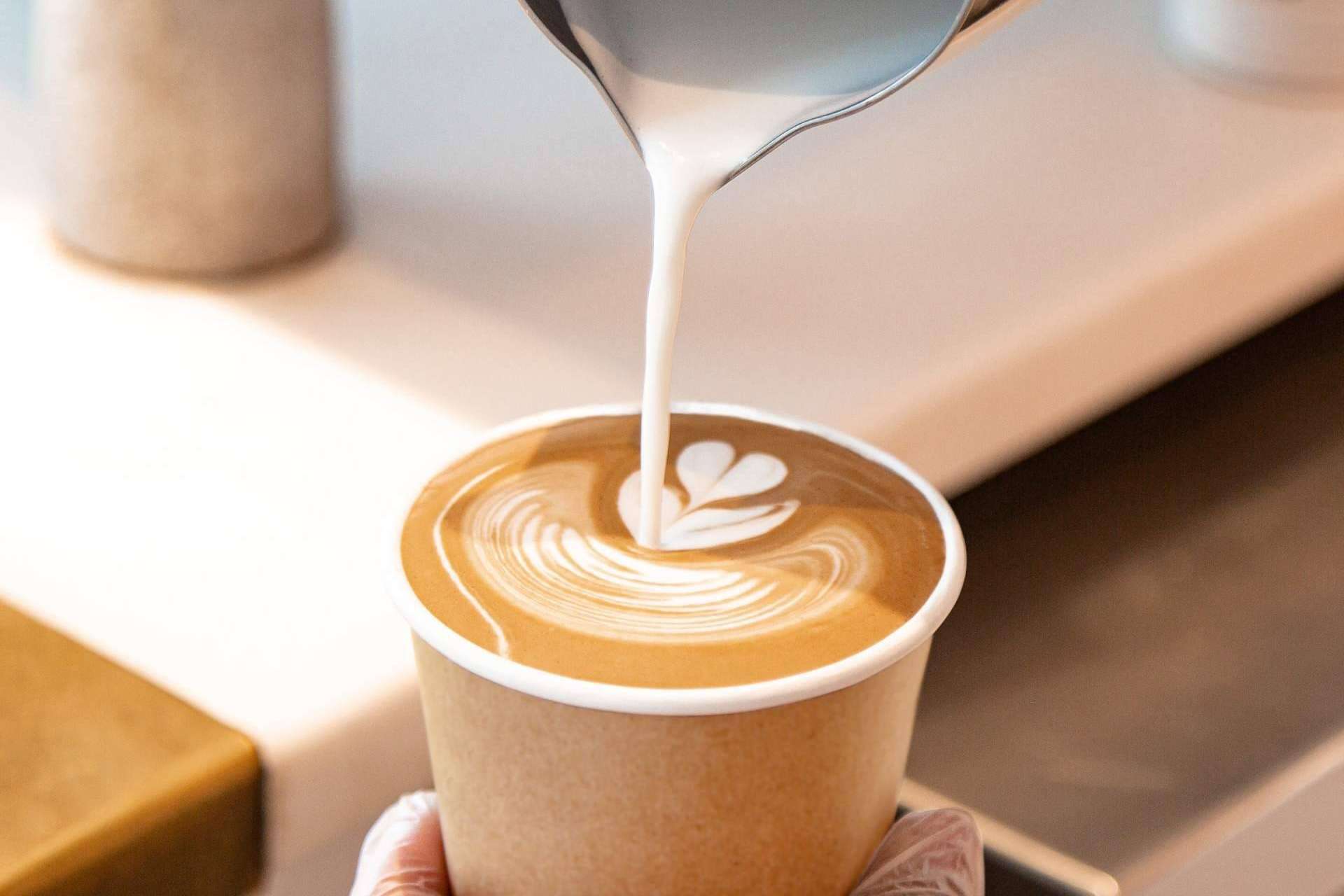 Tomarse un respiro con los vasos de cartón para café de la empresa Punto Qpack