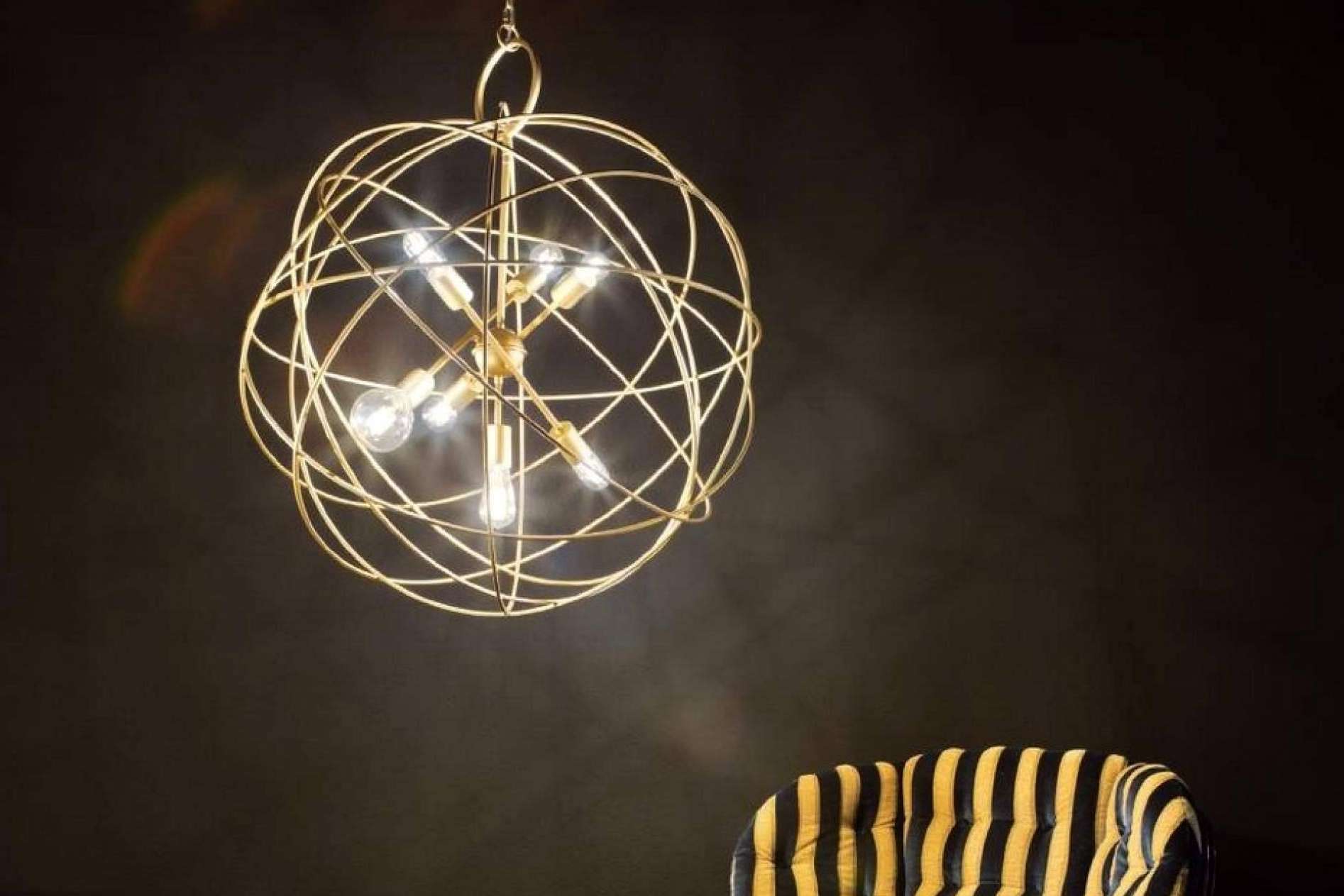¿Cuáles son los artículos en tendencia para la decoración de interiores? Alfombras modernas y lámparas de techo