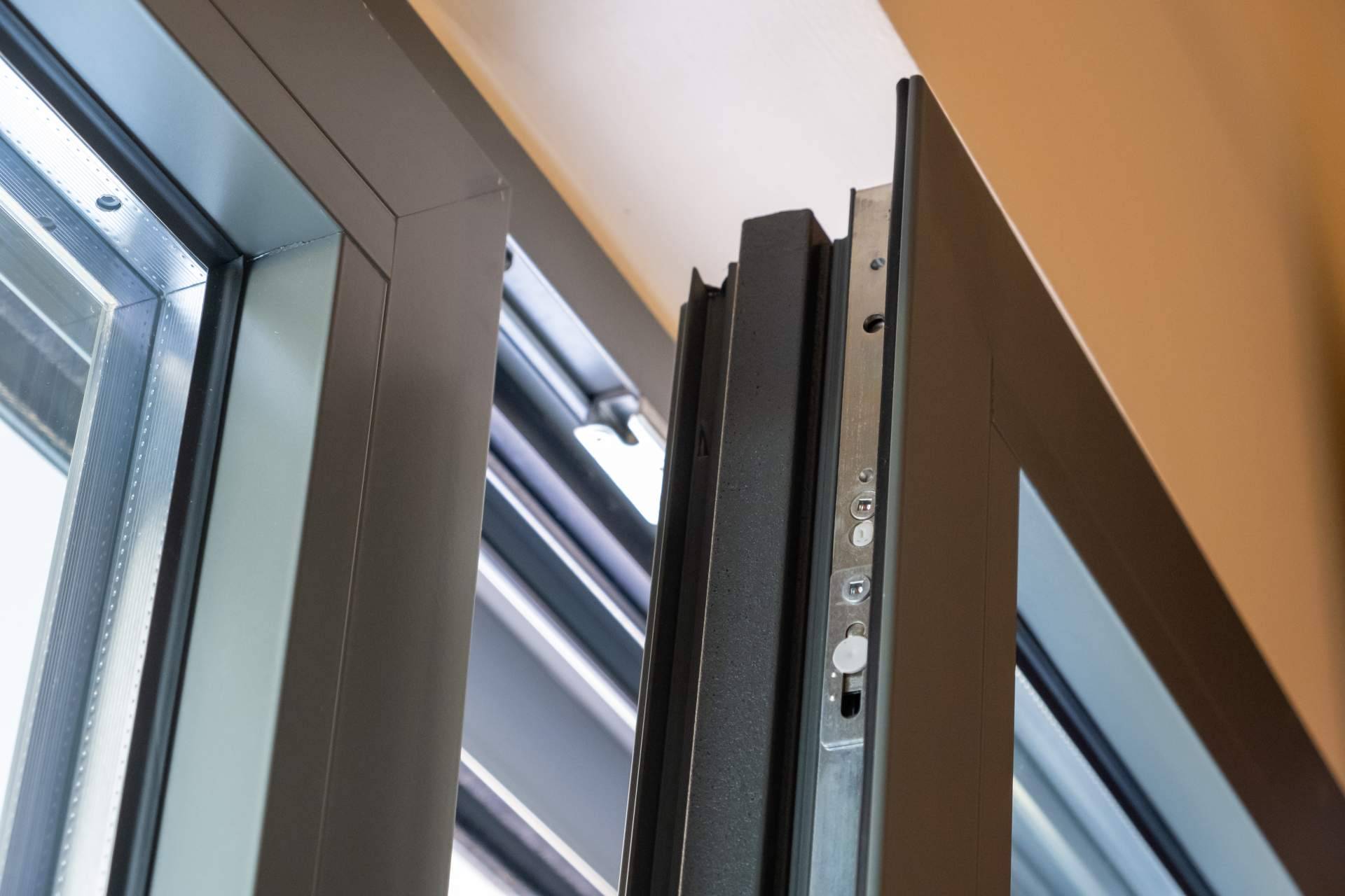 ¿Qué servicios ofrece la carpintería metálica y de aluminio Fenelux?