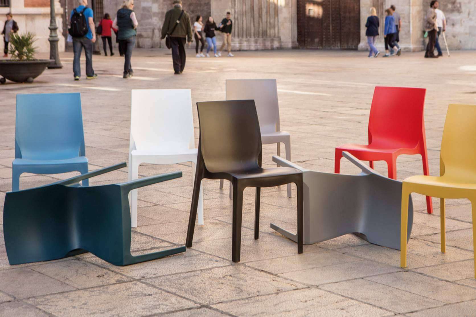 Las sillas de resina son una solución económica y estética que ofrece Muebles-Hostelería