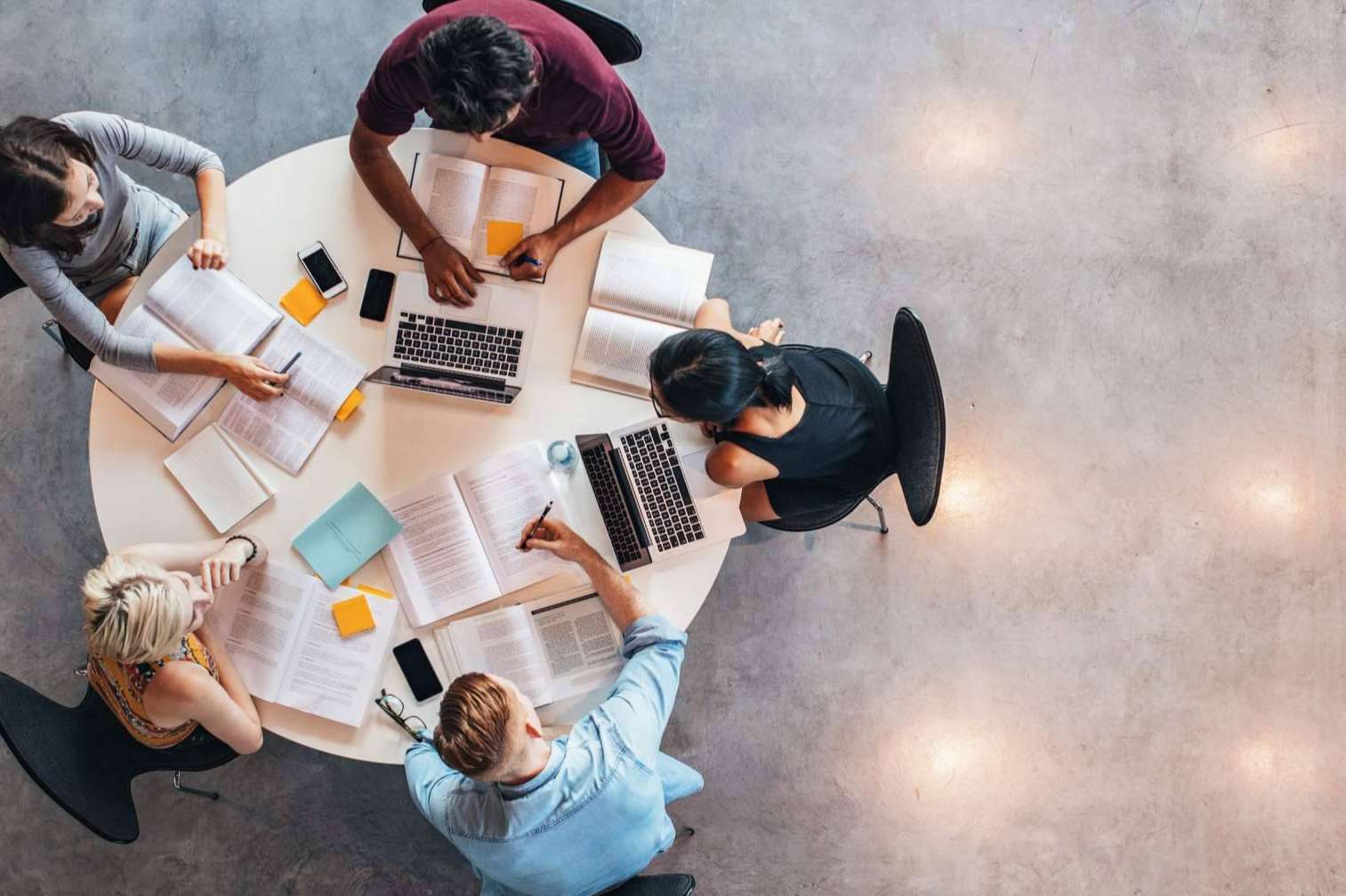 El Instituto de Estudios y Empleo ofrece cursos para trabajar en España