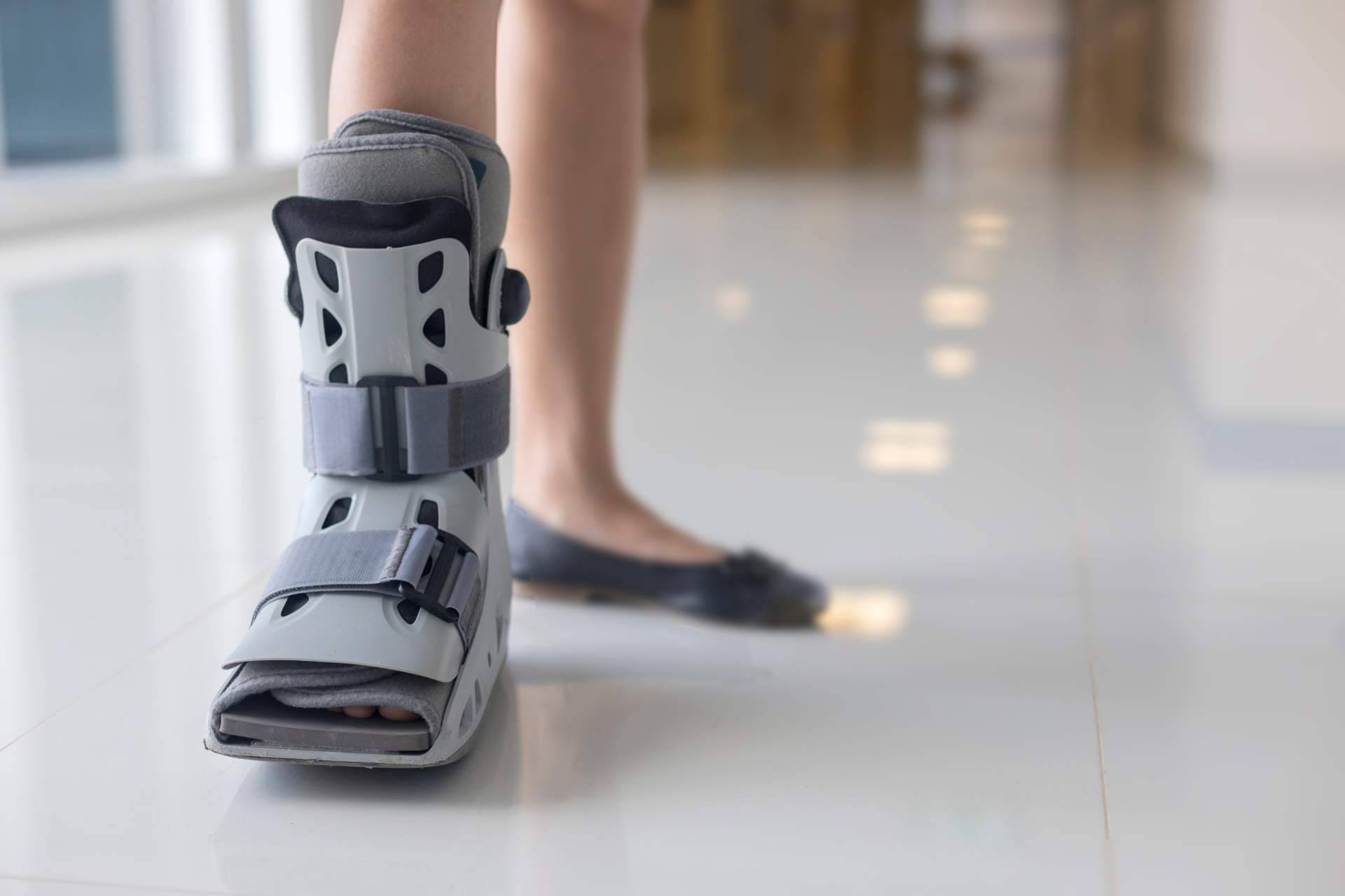 Por qué una bota Walker ayuda a la recuperación de esguinces y fracturas