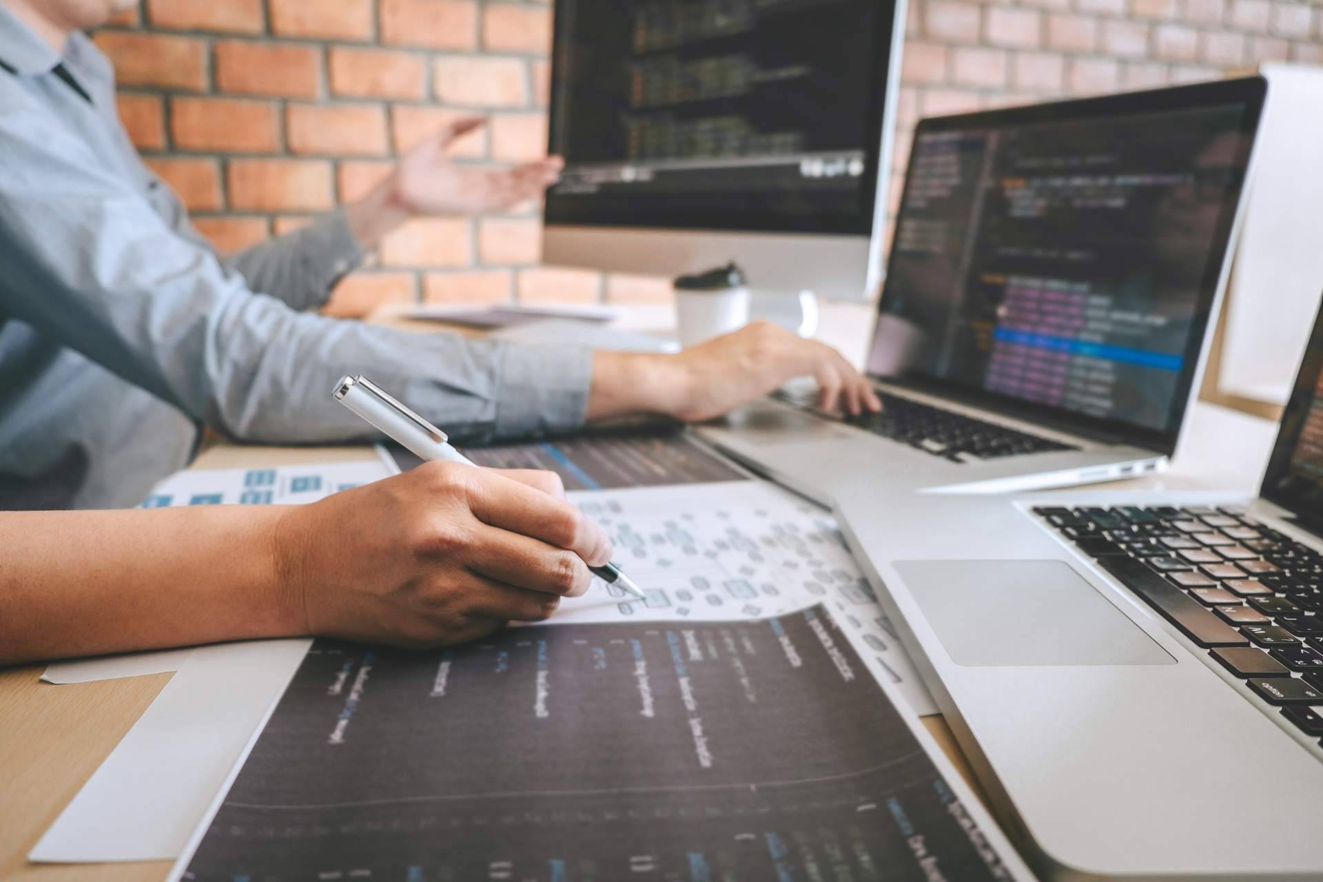 Cuáles son los beneficios y tendencias de la subcontratación de personal informático para pymes en Sevilla