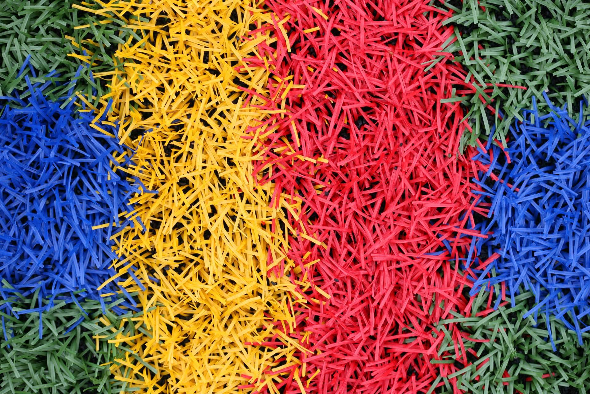 JardínVertical.es; ¡Añadir un toque de color al jardín con césped artificial de colores! rojo, azul, negro, blanco...