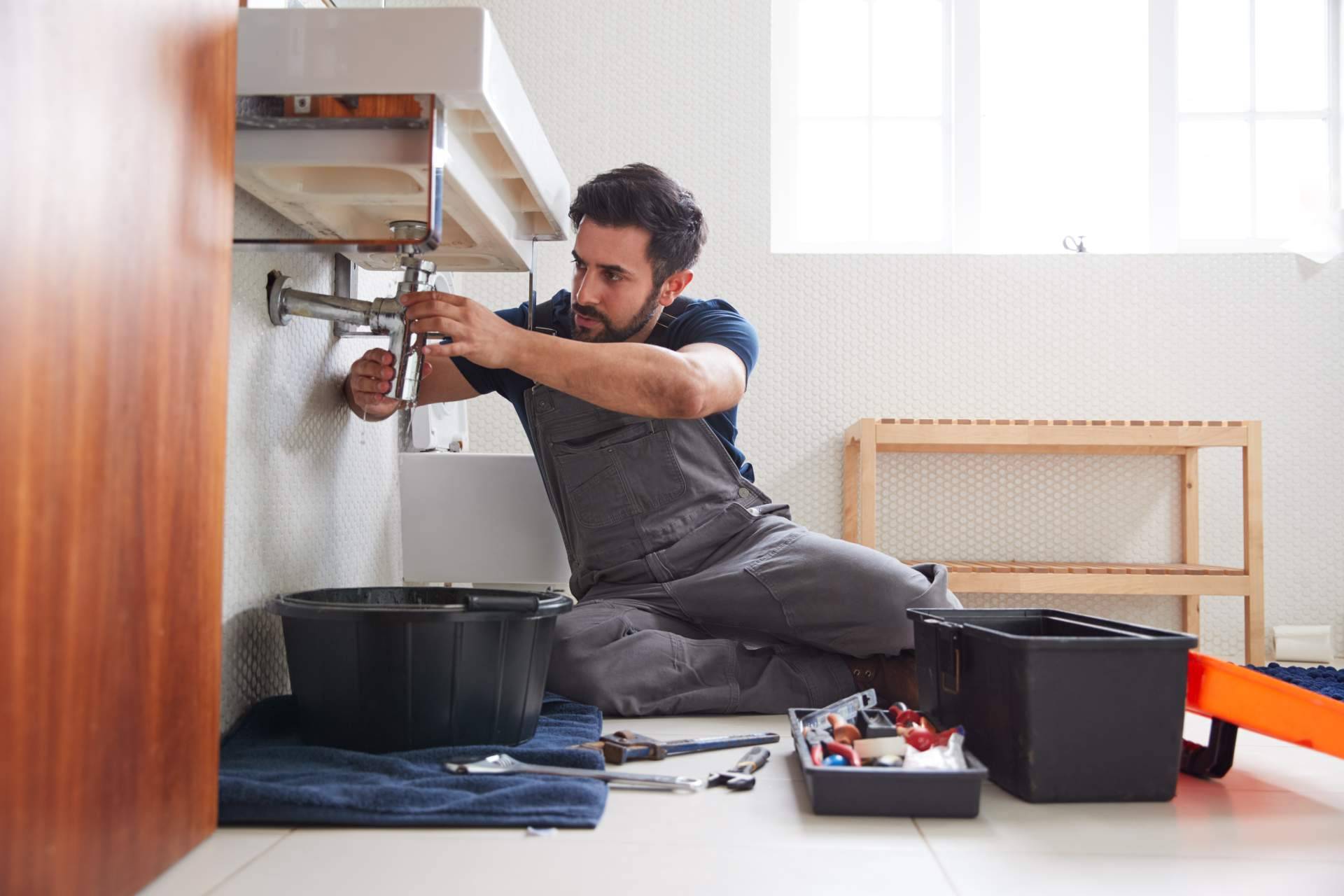 Fontaneros de urgencia con Repairs4You en Benidorm y Marbella