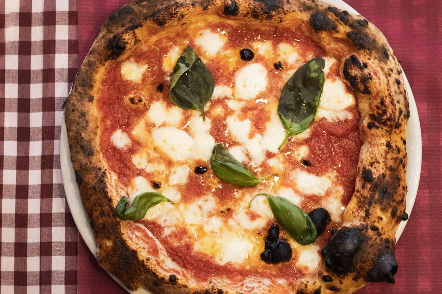 Disfrutar de la original pizza napolitana en el restaurante Spaccanapoli Barcelona