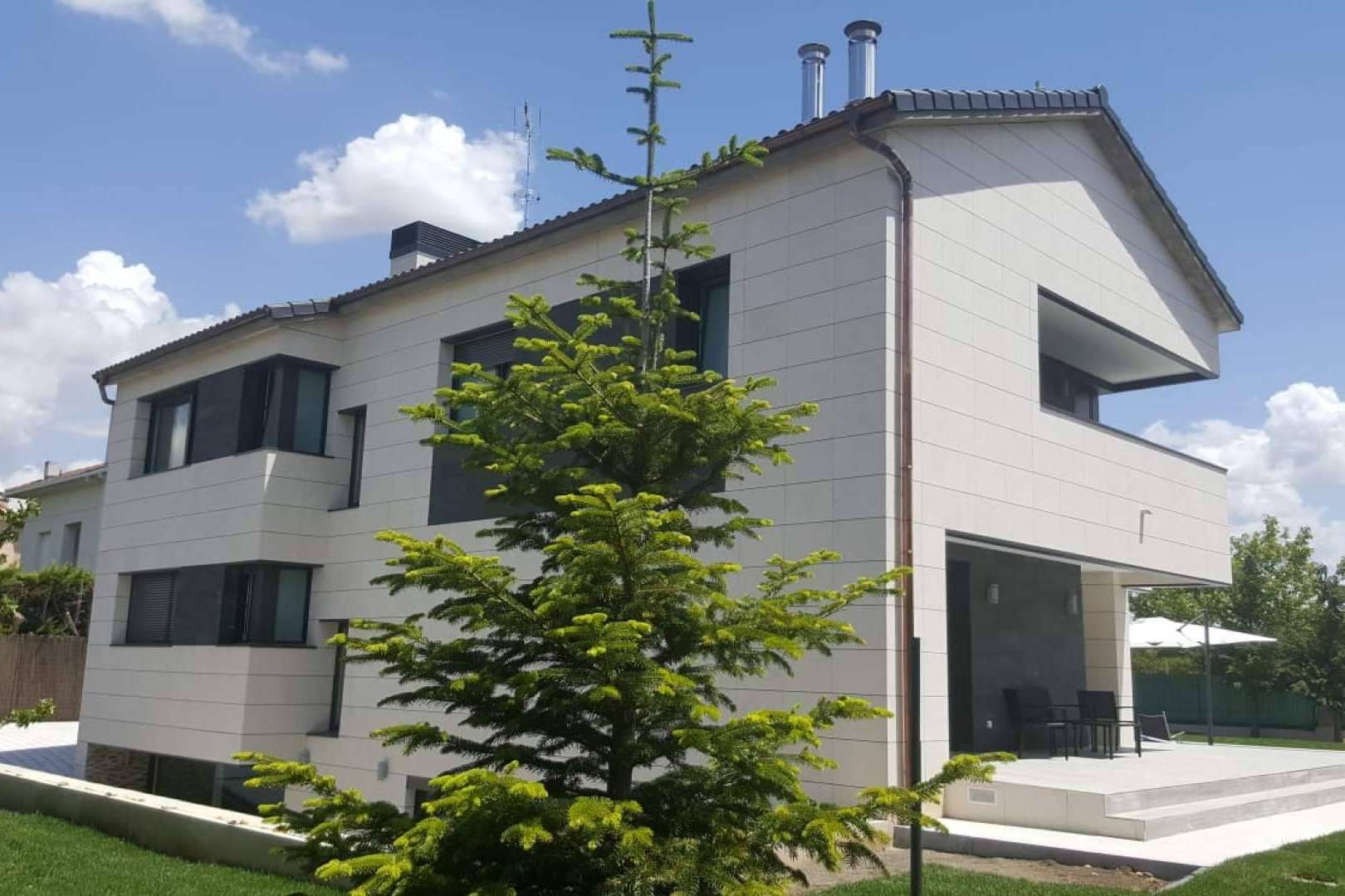 Especialización en sistemas industrializados de aislamiento de fachada, con la empresa Termopiedra