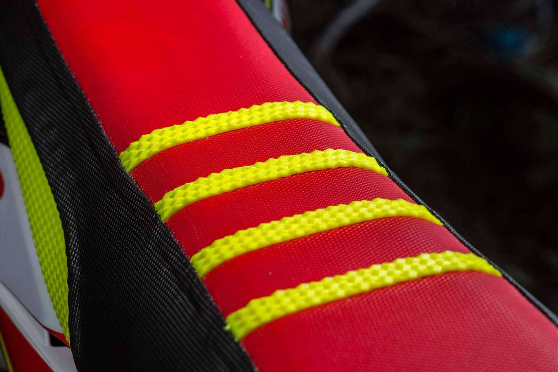 Los beneficios de las fundas de asiento para la moto, con ADHESIVOSEMBARRADOS