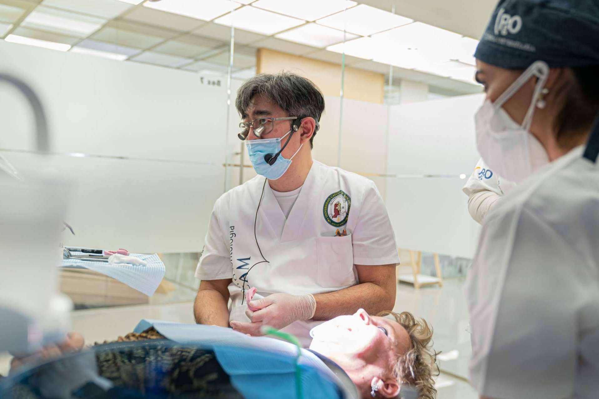 Uno de los mejores del mundo enseña la técnica de las carillas de cerámica en PgO UCAM