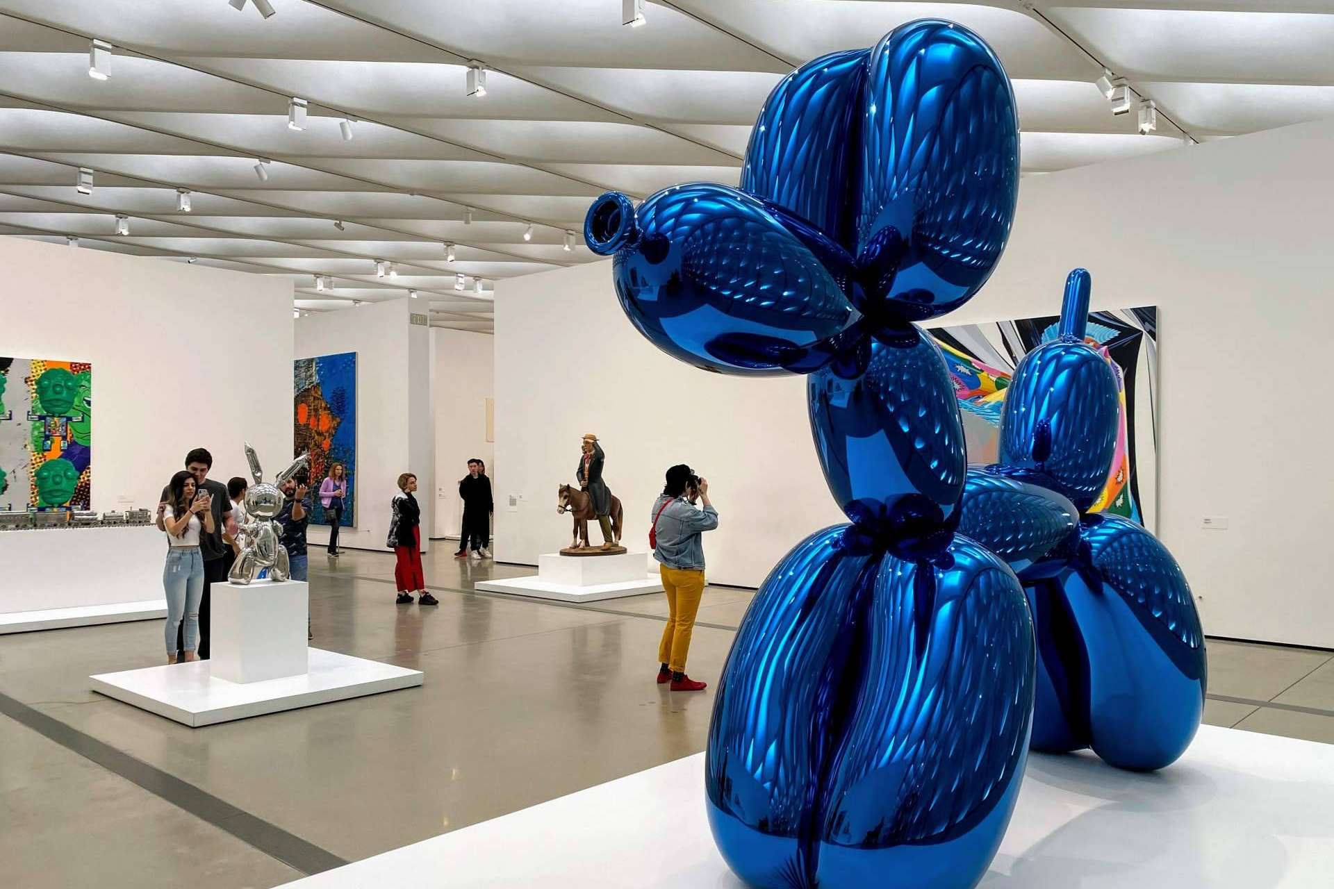 Tomar la decisión correcta, ¿invertir en arte blue-chip o en arte emergente?