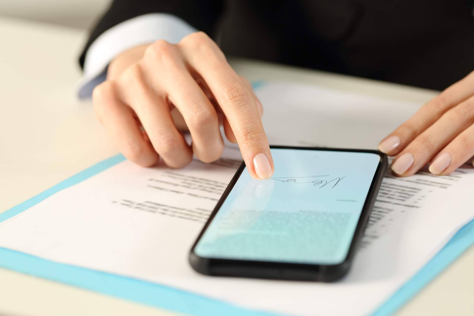 Firmas digitales válidas por SMS y e-mail con AVIVA VOICE