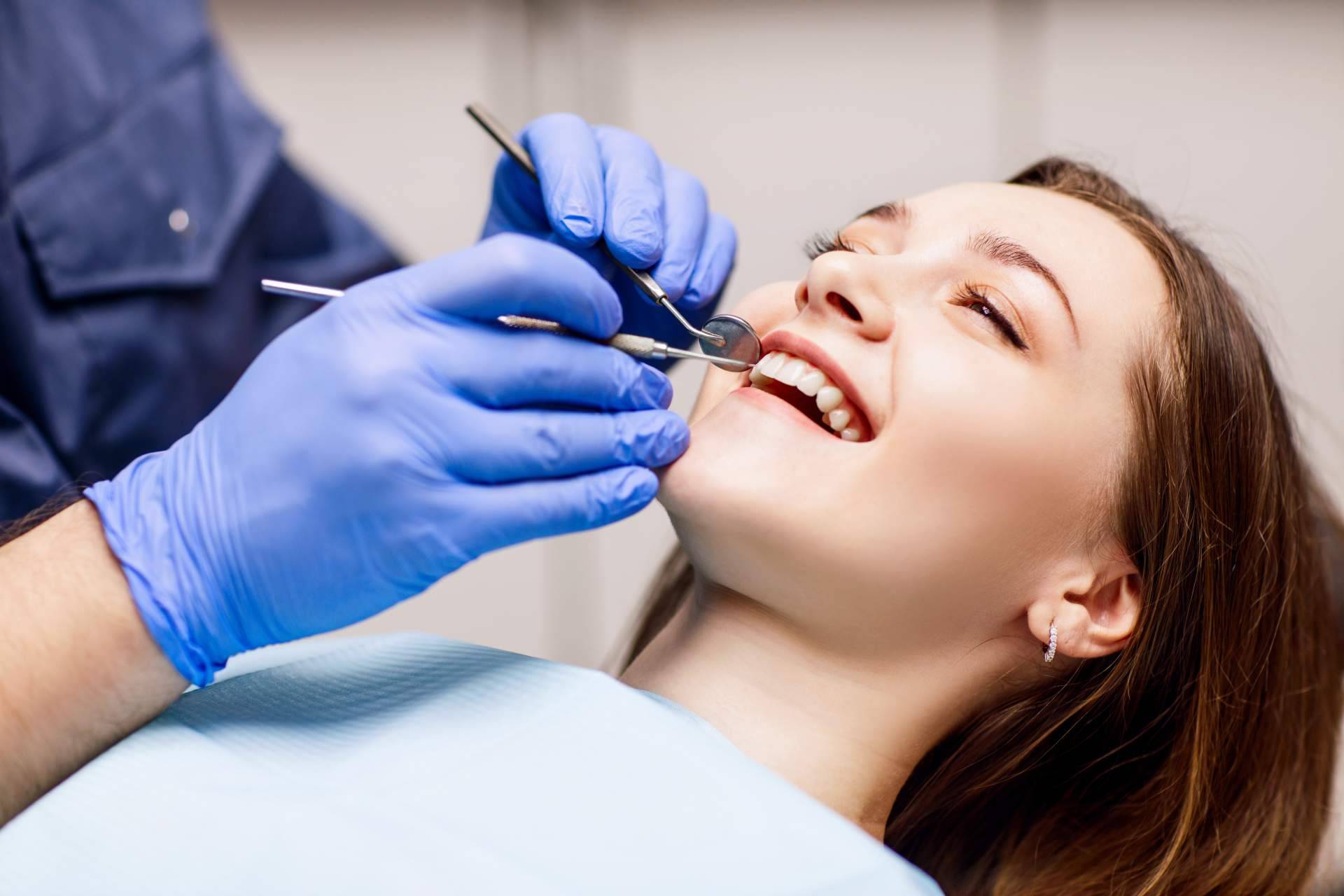 Tratamientos dentales y servicios efectivos que mejoran la sonrisa de los pacientes con Los Llanos Dental