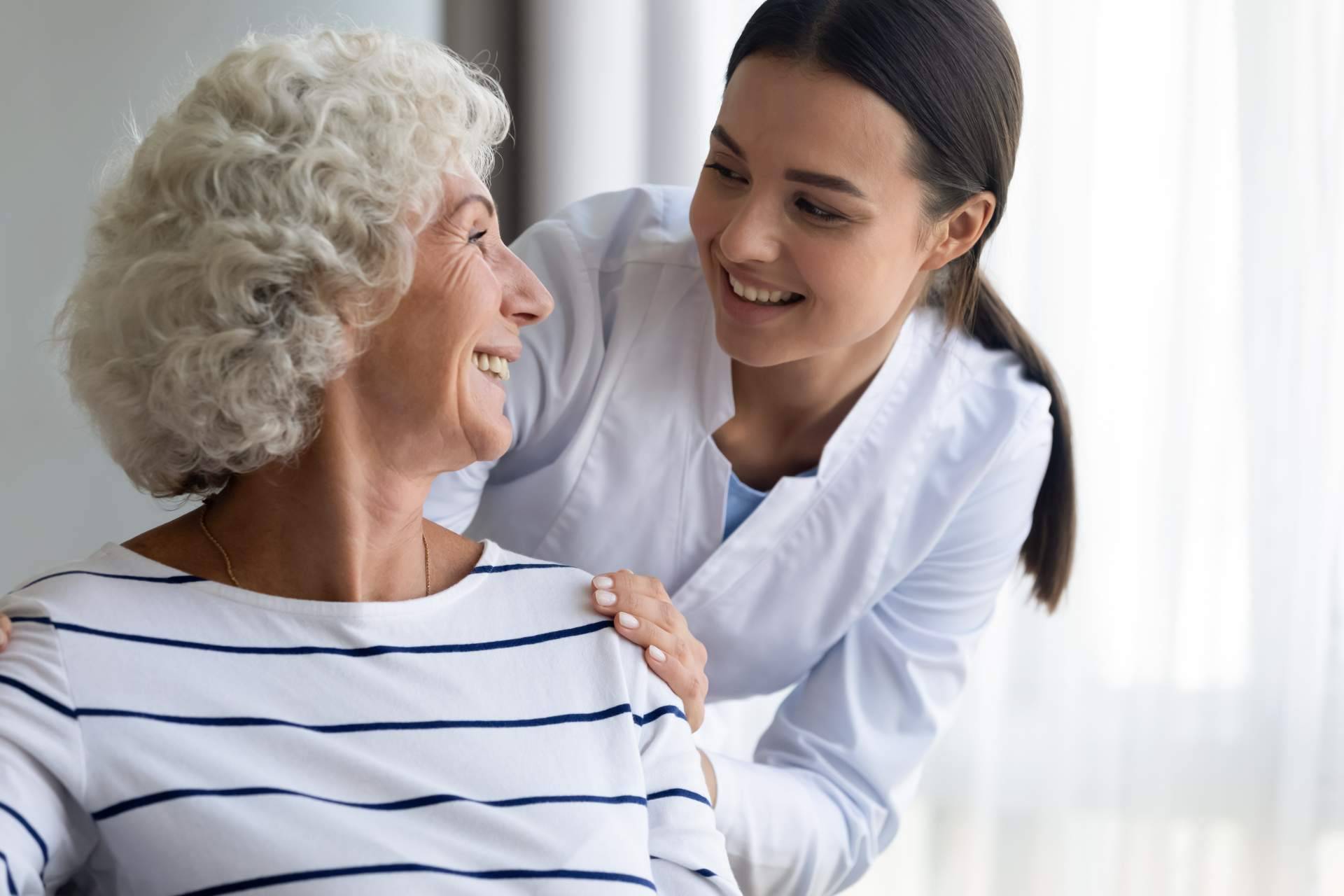 Servicios especializados de cuidado de personas mayores a domicilio en Madrid, de la mano de Seyer Hogar